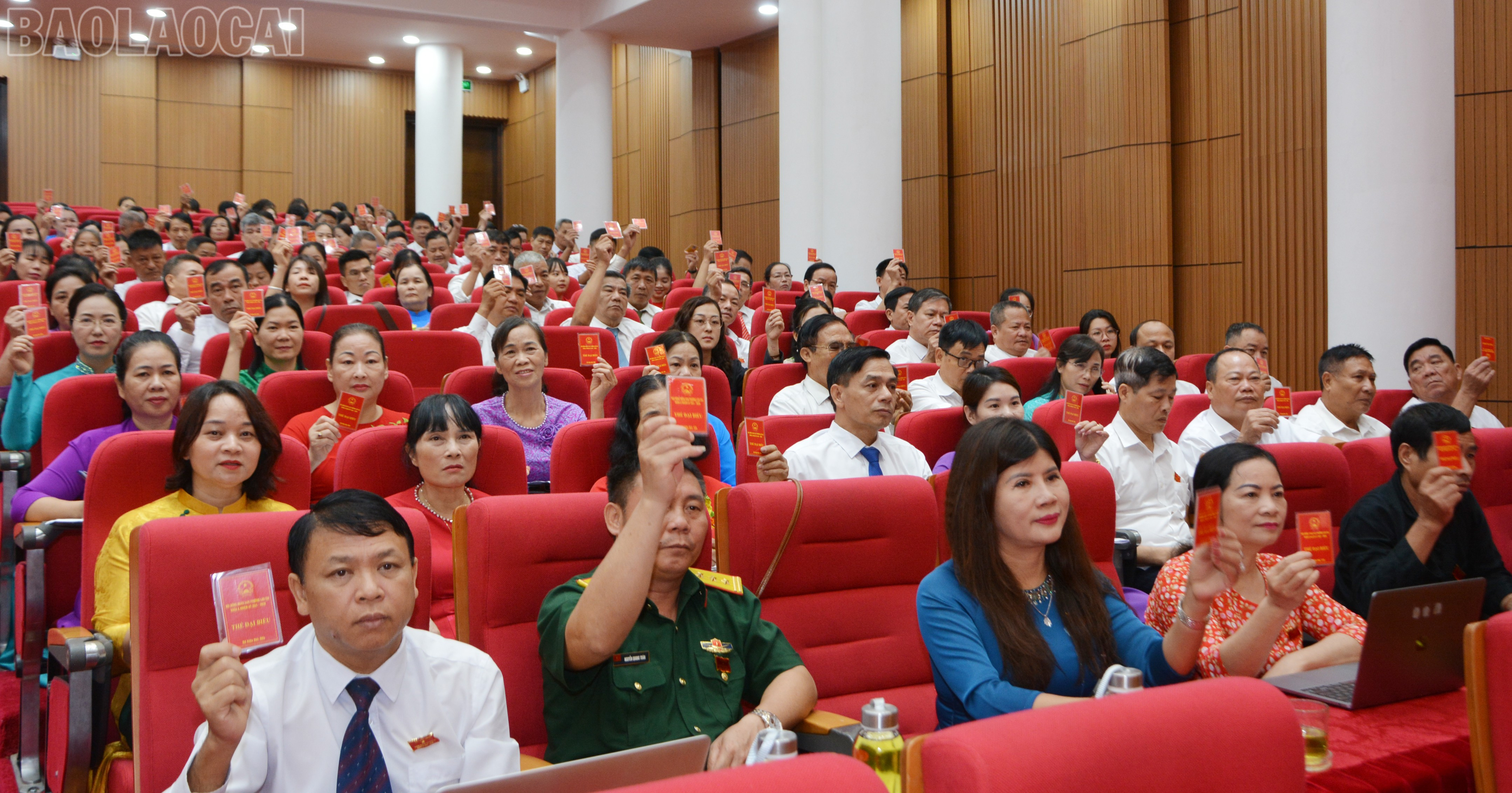 Đại biểu nhất trí thông qua 6 nghị quyết tại kỳ họp. baolaocai-tl_dsc-7310.jpg