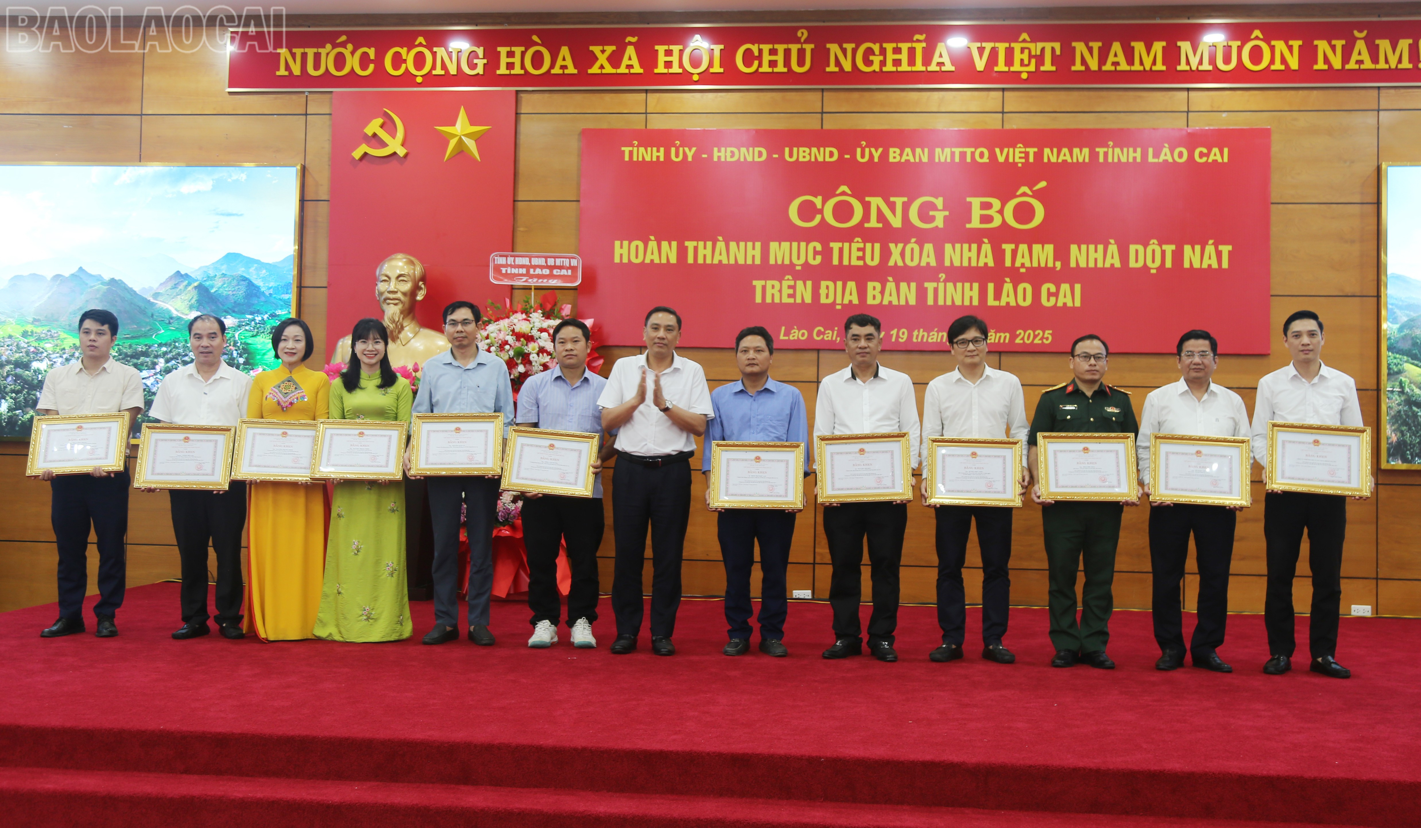 Các đồng chí Thường trực Tỉnh ủy trao Bằng khen cho các tập thể, cá nhân. baolaocai-tl_img-7407.jpg