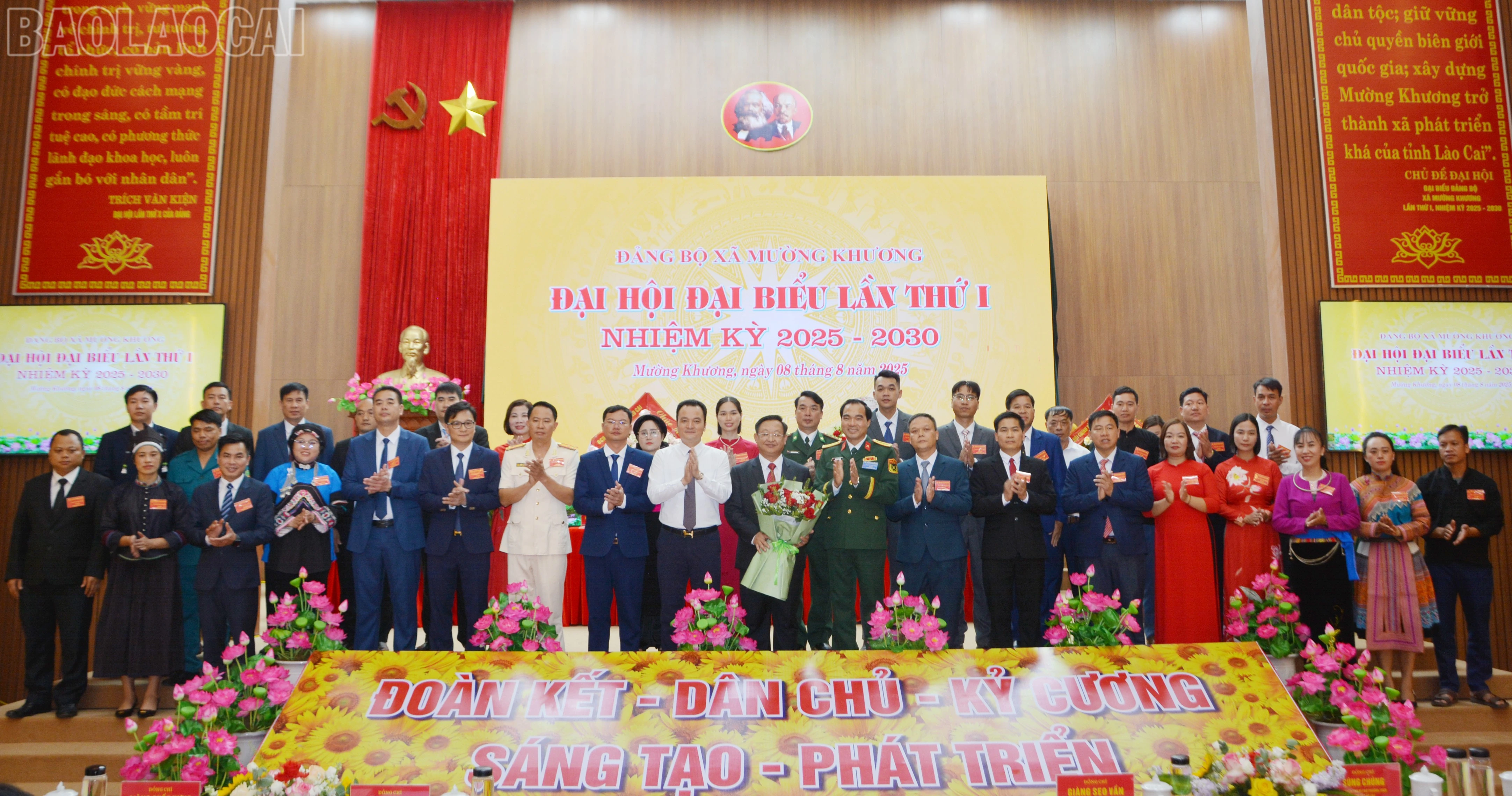 Đại tá Đặng Quốc Đồng, Ủy viên Ban Thường vụ Tỉnh ủy, Chỉ huy trưởng Bộ Chỉ huy quân sự tỉnh và đồng chí Giàng Quốc Hưng, Ủy viên Ban Thường vụ, Trưởng Ban Nội chính Tỉnh ủy tặng hoa chúc mừng Ban Chấp hành Đảng bộ xã Mường Khương, nhiệm kỳ 2025 - 2030.