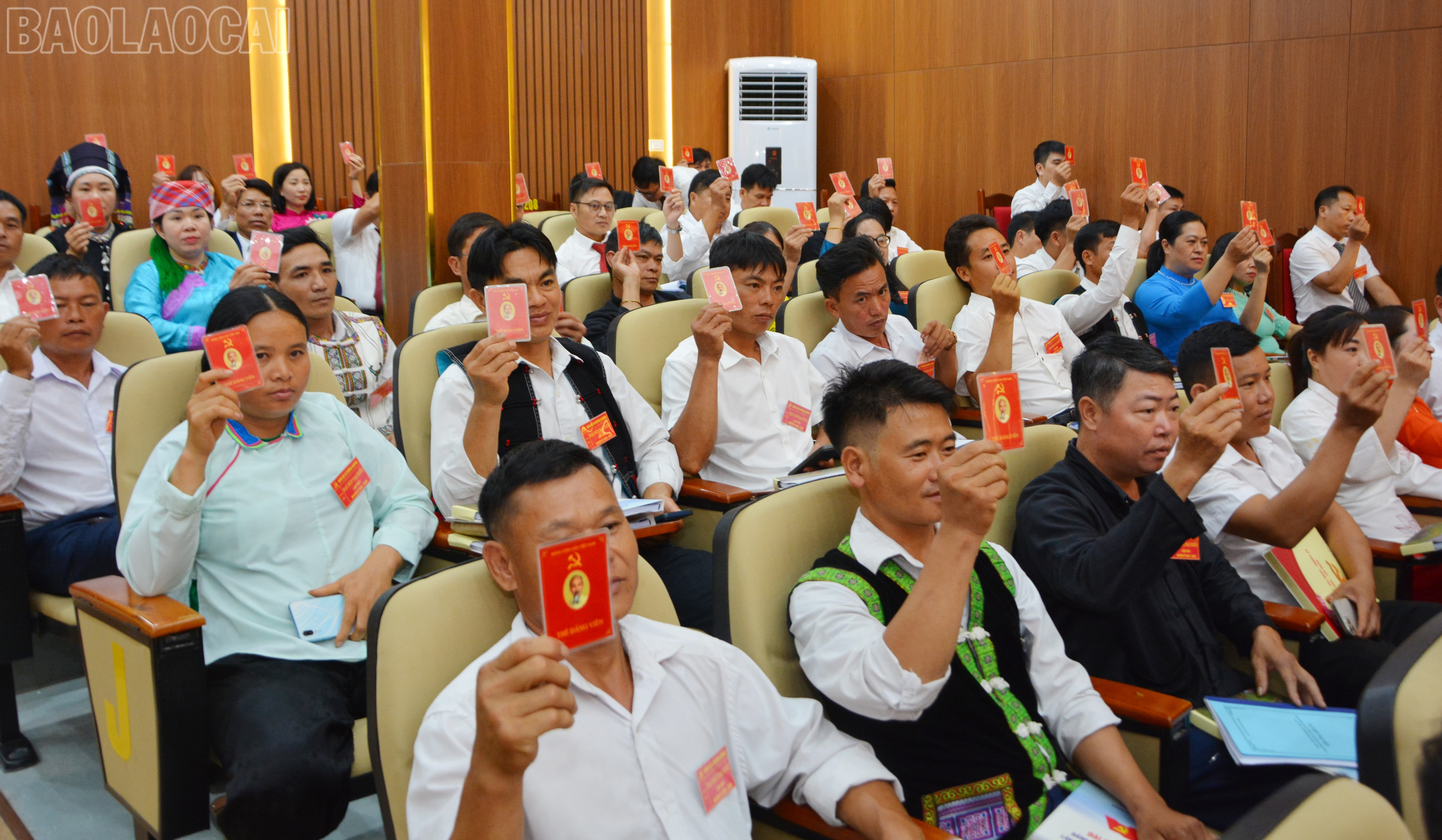 Đại biểu thông qua nghị quyết đại hội. Đại biểu thông qua nghị quyết đại hội.