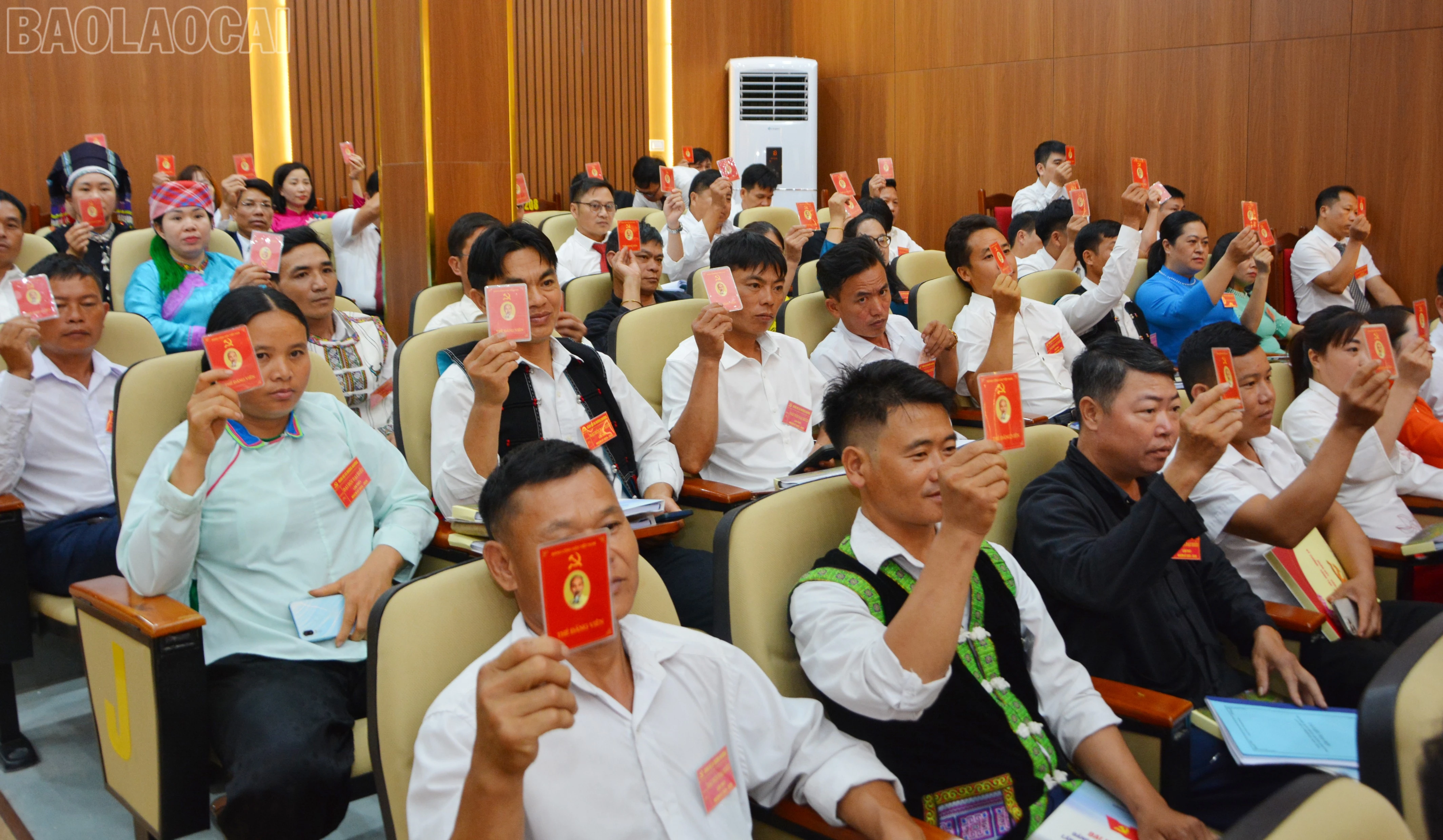 Đại biểu thông qua nghị quyết đại hội.