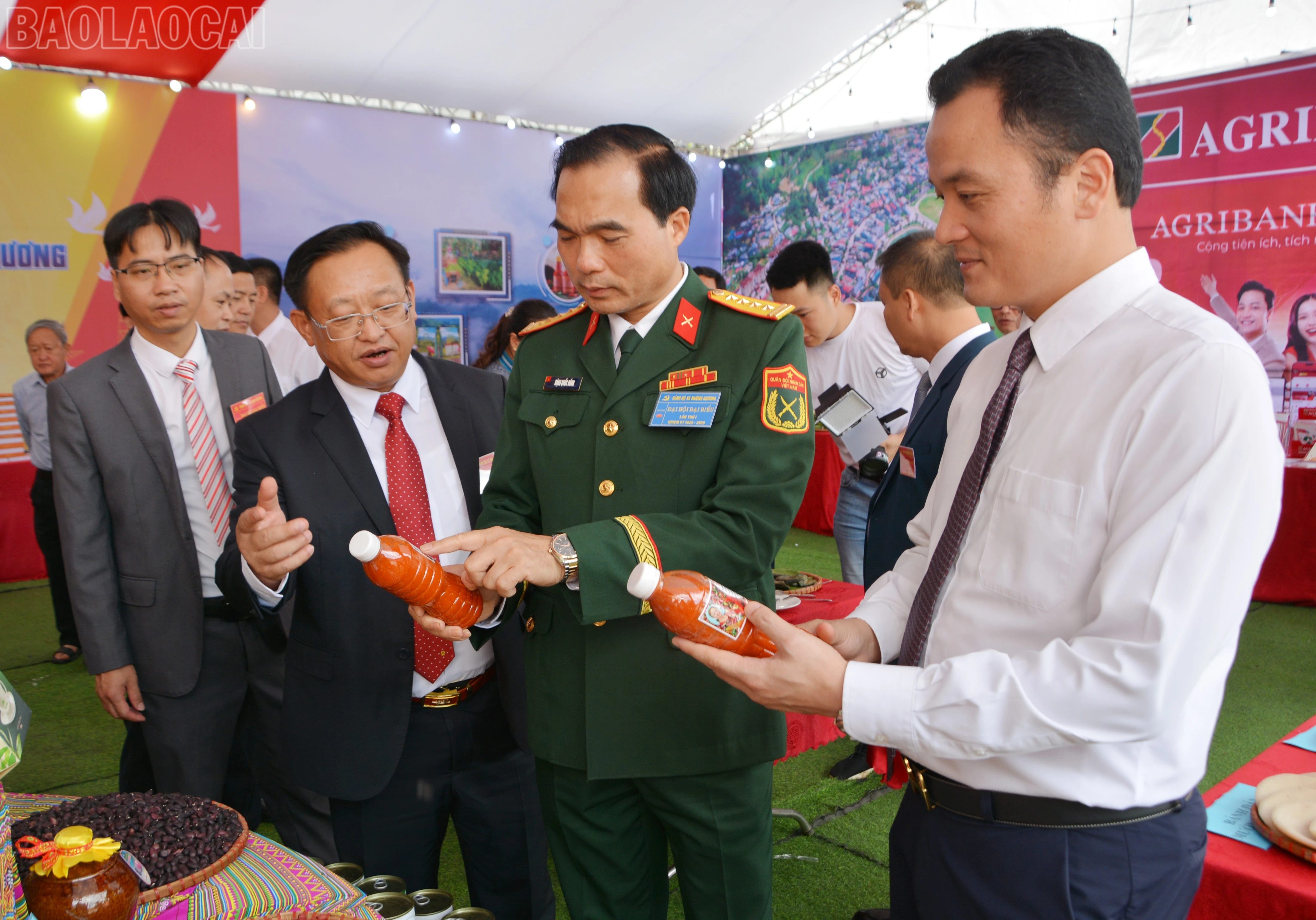 Các đại biểu trò chuyện với người dân và tham quan khu trưng bày tại đại hội.