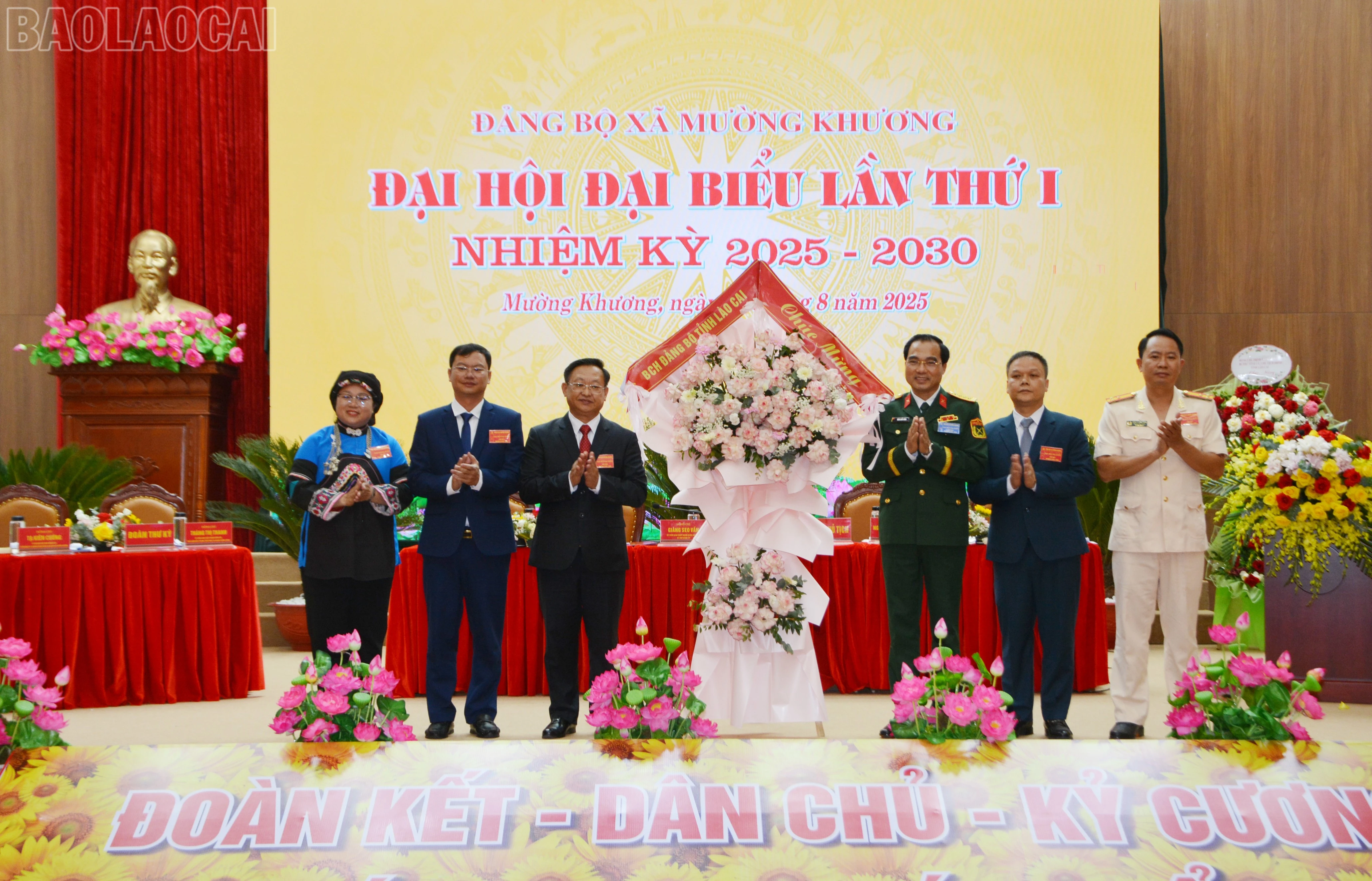 Đại tá Đặng Quốc Đồng, Ủy viên Ban Thường vụ Tỉnh ủy, Chỉ huy trưởng Bộ Chỉ huy quân sự tỉnh tặng hoa chúc mừng đại hội.