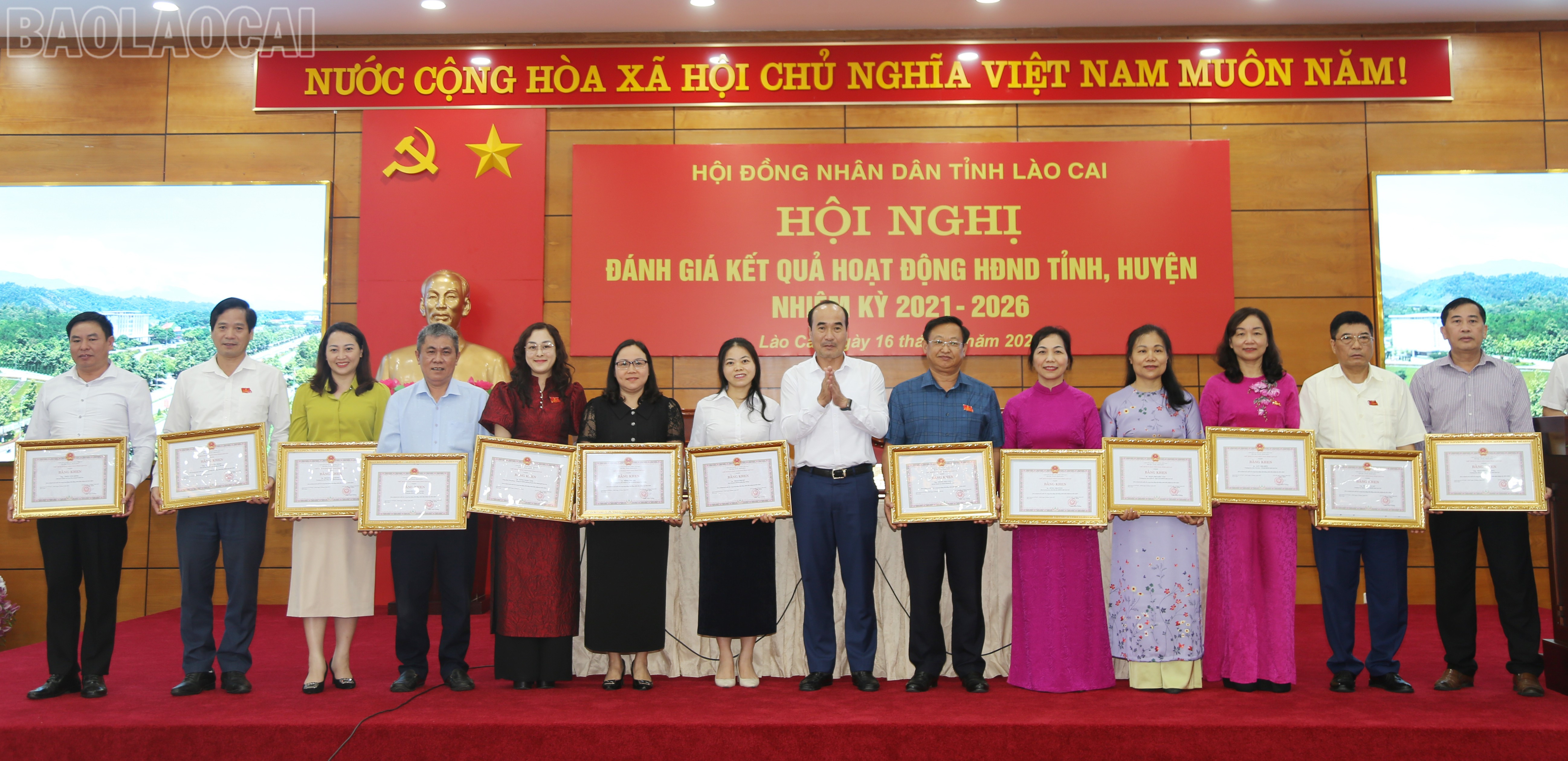 Đồng chí Vũ Xuân Cường, Phó Bí thư Thường trực Tỉnh ủy, Chủ tịch HĐND tỉnh trao Bằng khen cho các cá nhân. baolaocai-tl_img-6756.jpg