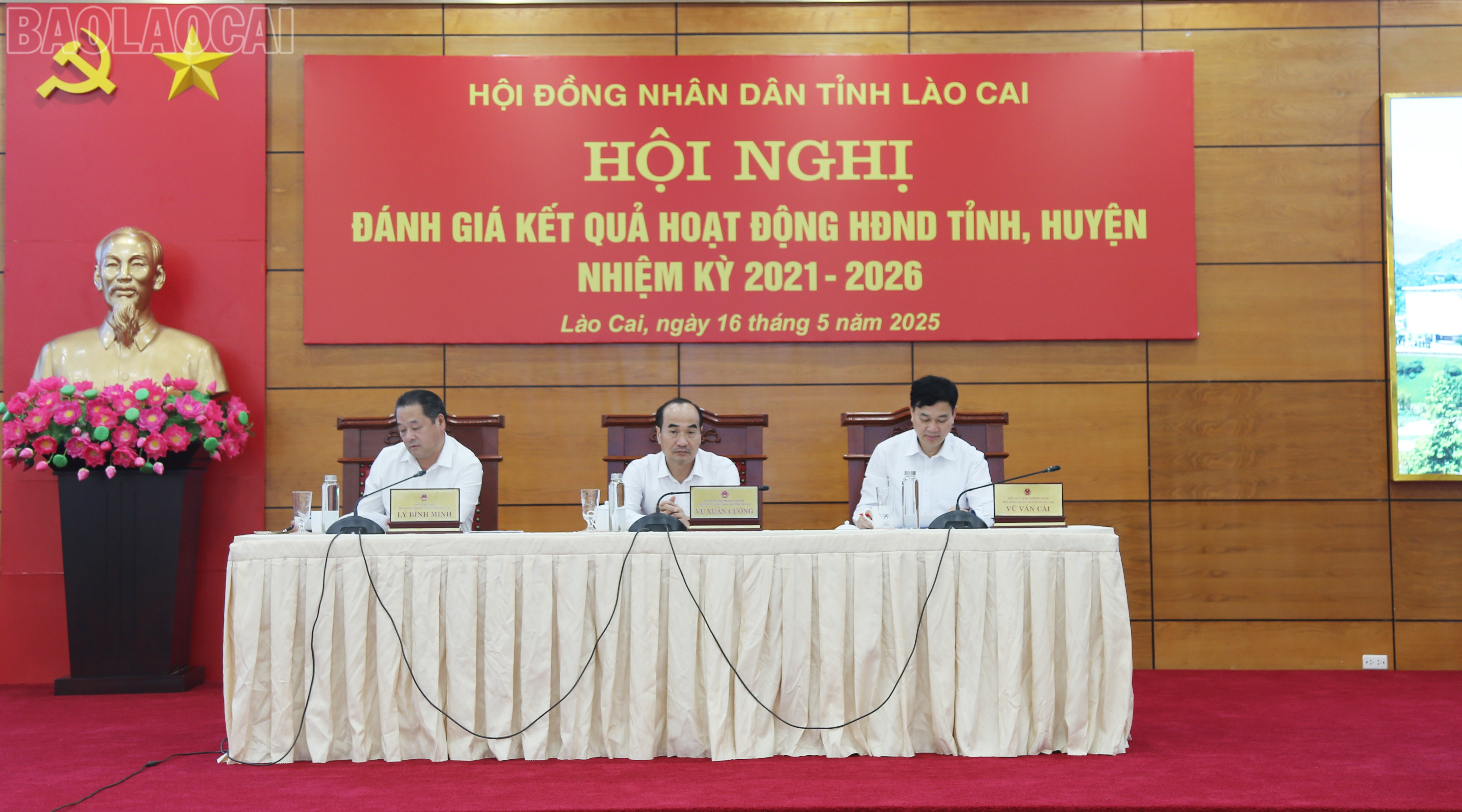 Các đồng chí Thường trực HĐND tỉnh chủ trì hội nghị. baolaocai-tl_img-6713.jpg