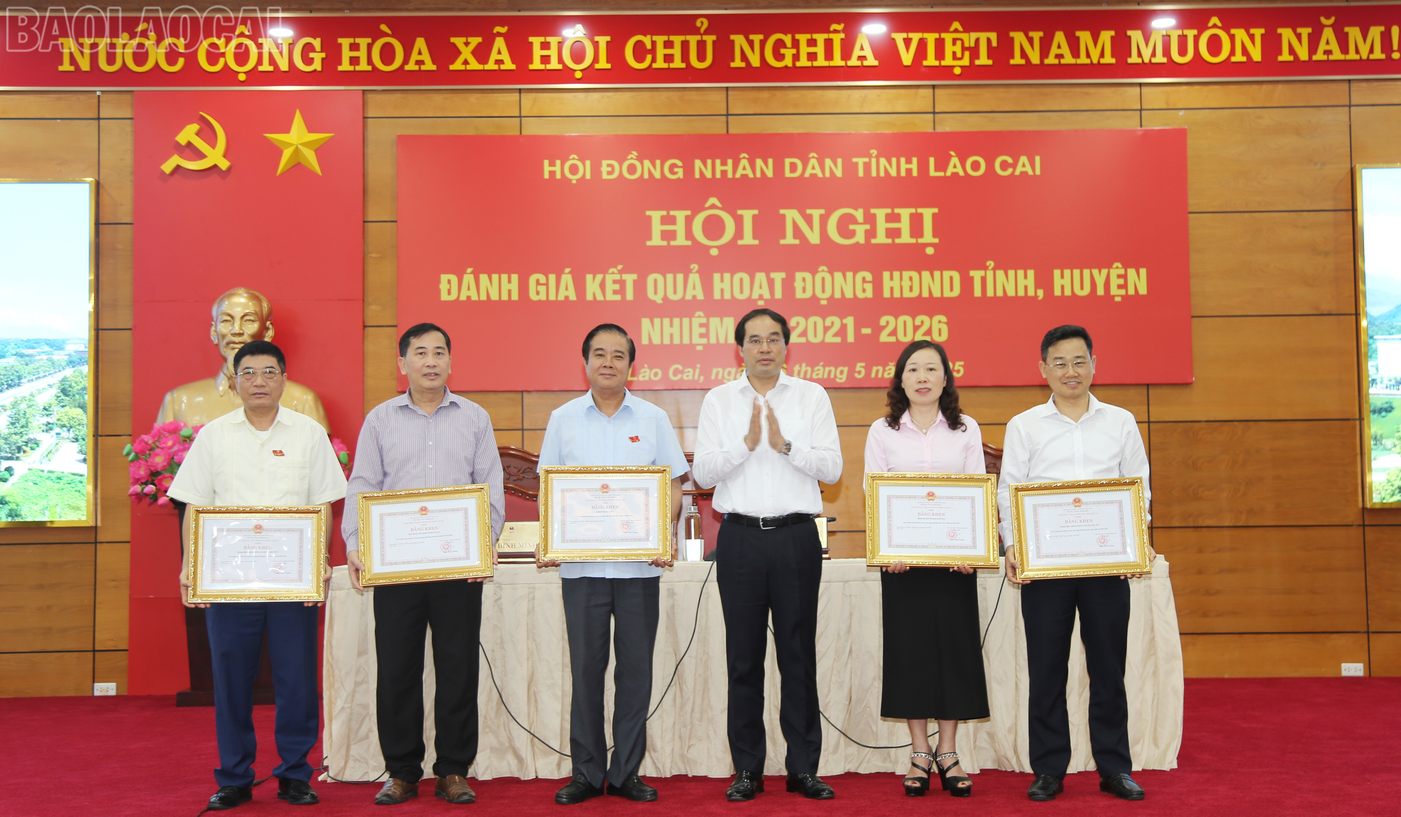 Đồng chí Trịnh Xuân Trường, Bí thư Tỉnh ủy, Chủ tịch UBND tỉnh trao Bằng khen cho các tập thể. baolaocai-tl_img-6750.jpg