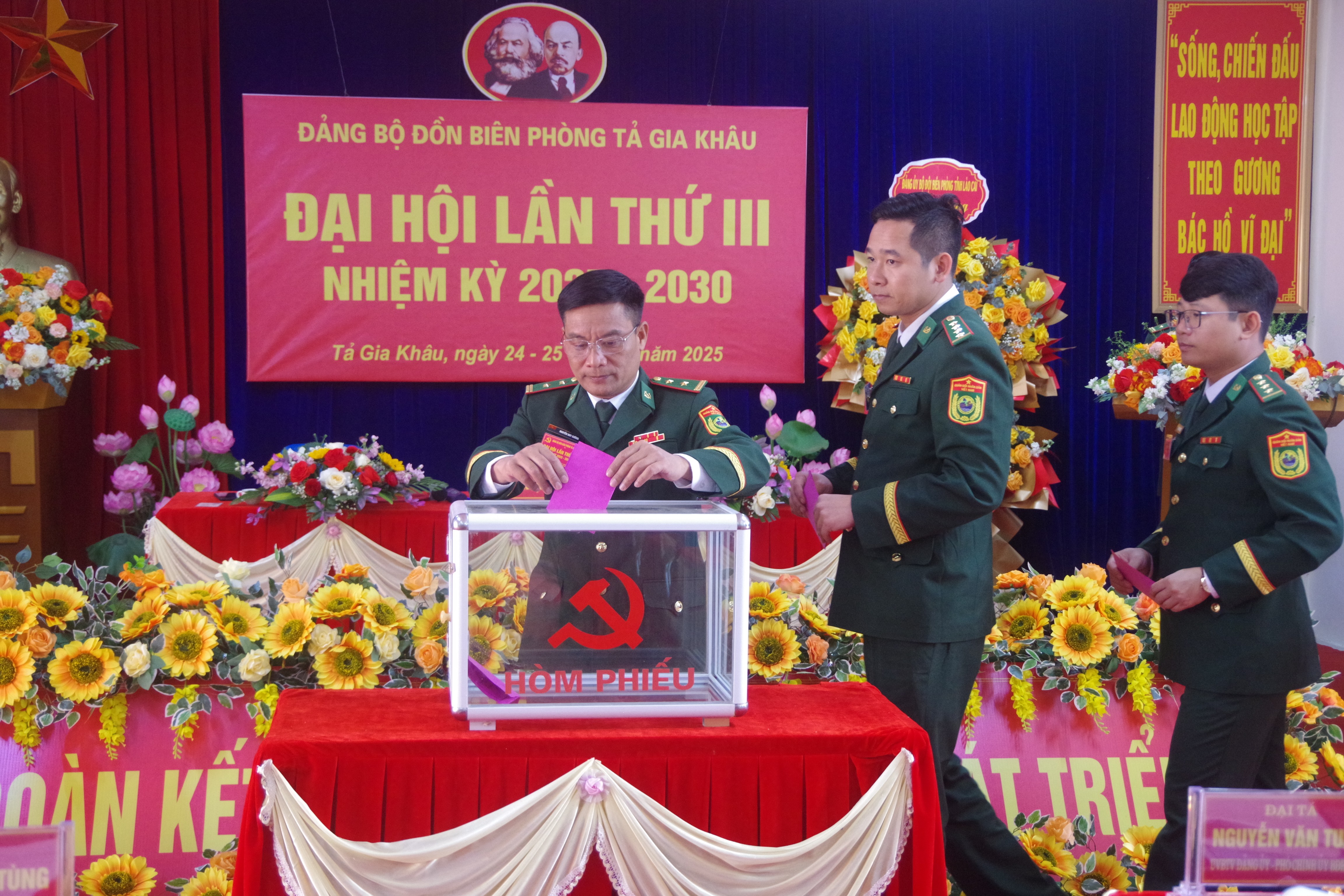Công tác bầu cử tại đại hội được tiến hành đúng quy định. bo-phieu-bau-ban-chap-hanh-khoa-moi.jpg