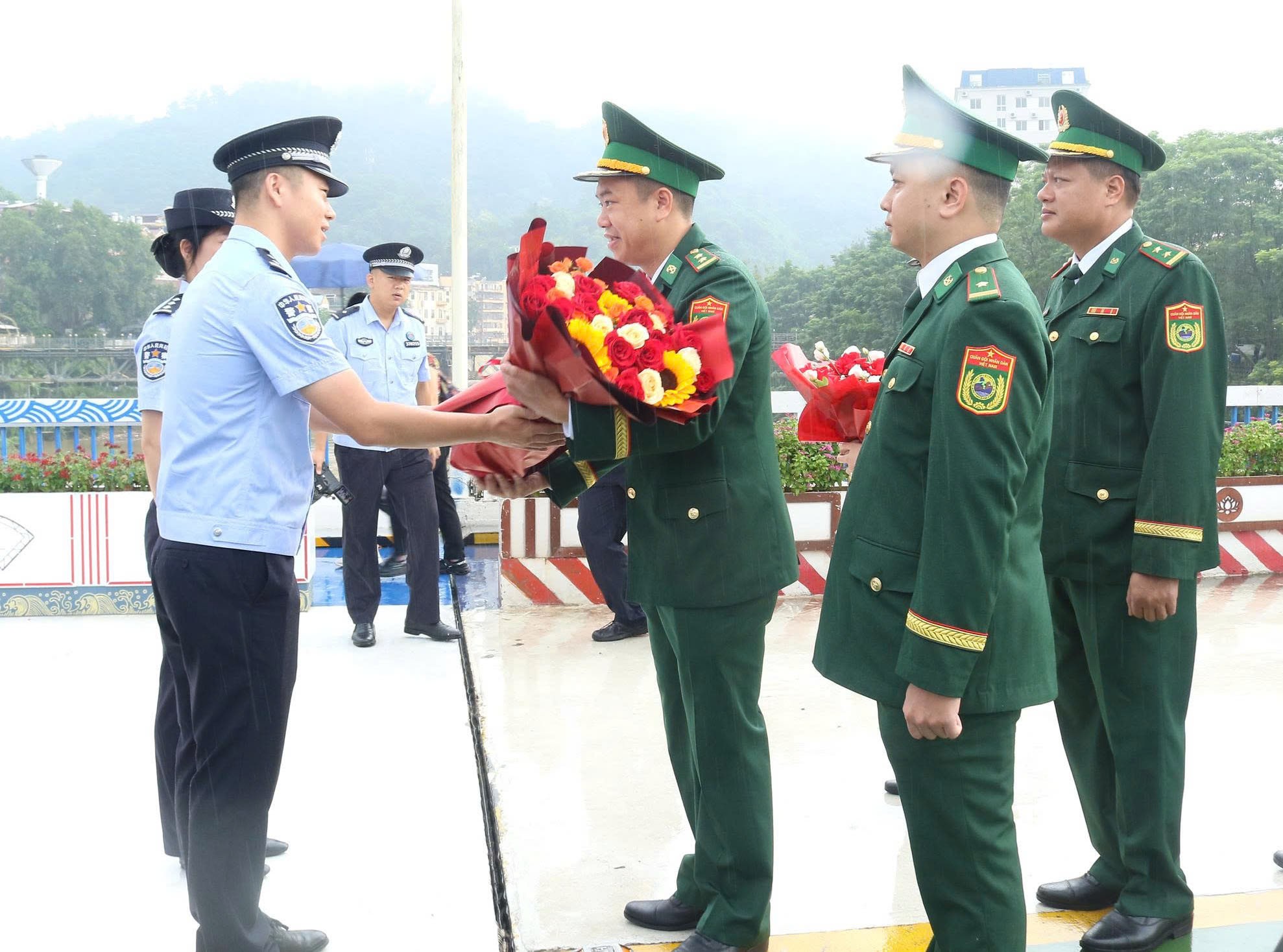Đồn biên phòng Cửa khẩu Quốc tế Lào Cai thường xuyên gặp gỡ, trao đổi, phối hợp công tác với các đơn vị quản lý, bảo vệ biên giới nước bạn. z6957366808860-009807dcb9605b49f3fc6d372b58d257.jpg