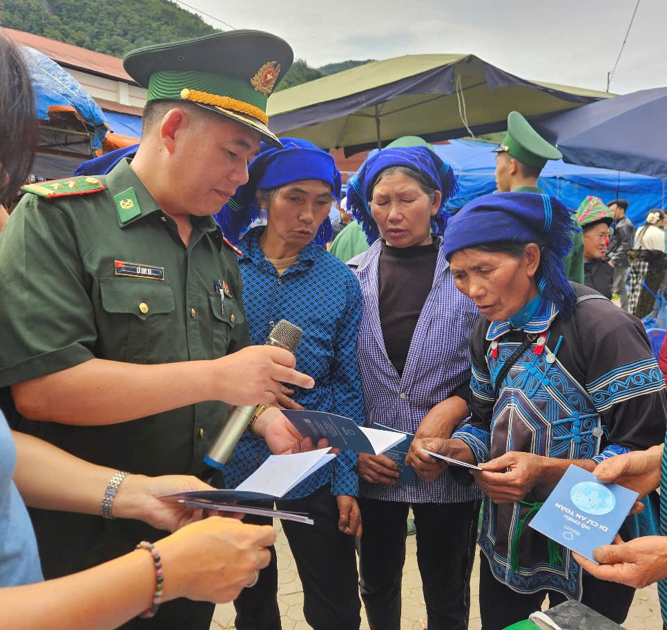 Các lực lượng phối hợp tuyên truyền cho người dân địa phương tại chợ phiên. z6855546020429-6f6823ef94d75142e83cec2025b53128.jpg