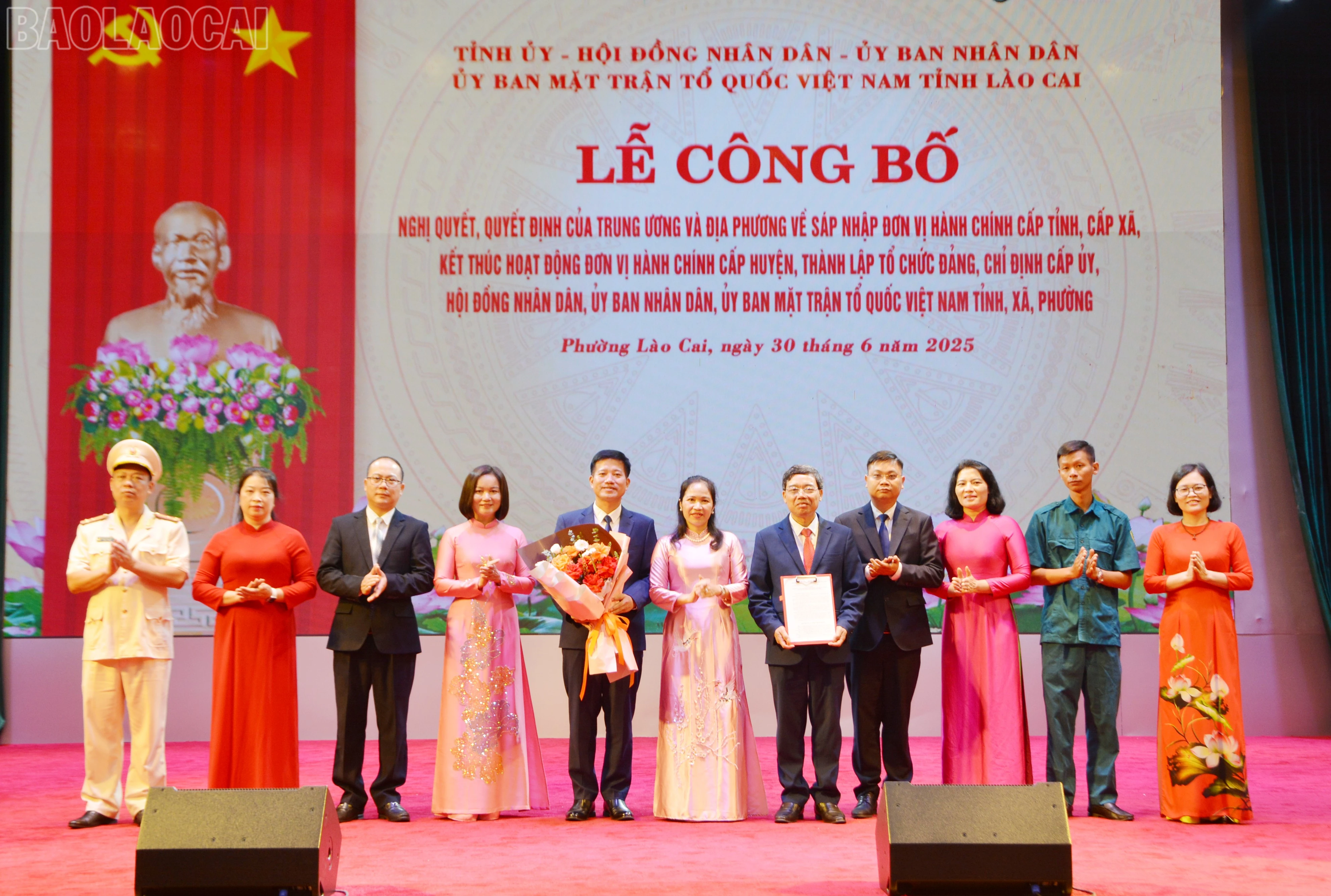 Trao quyết định, tặng hoa chúc mừng Ban Thường vụ Đảng ủy phường Lào Cai.