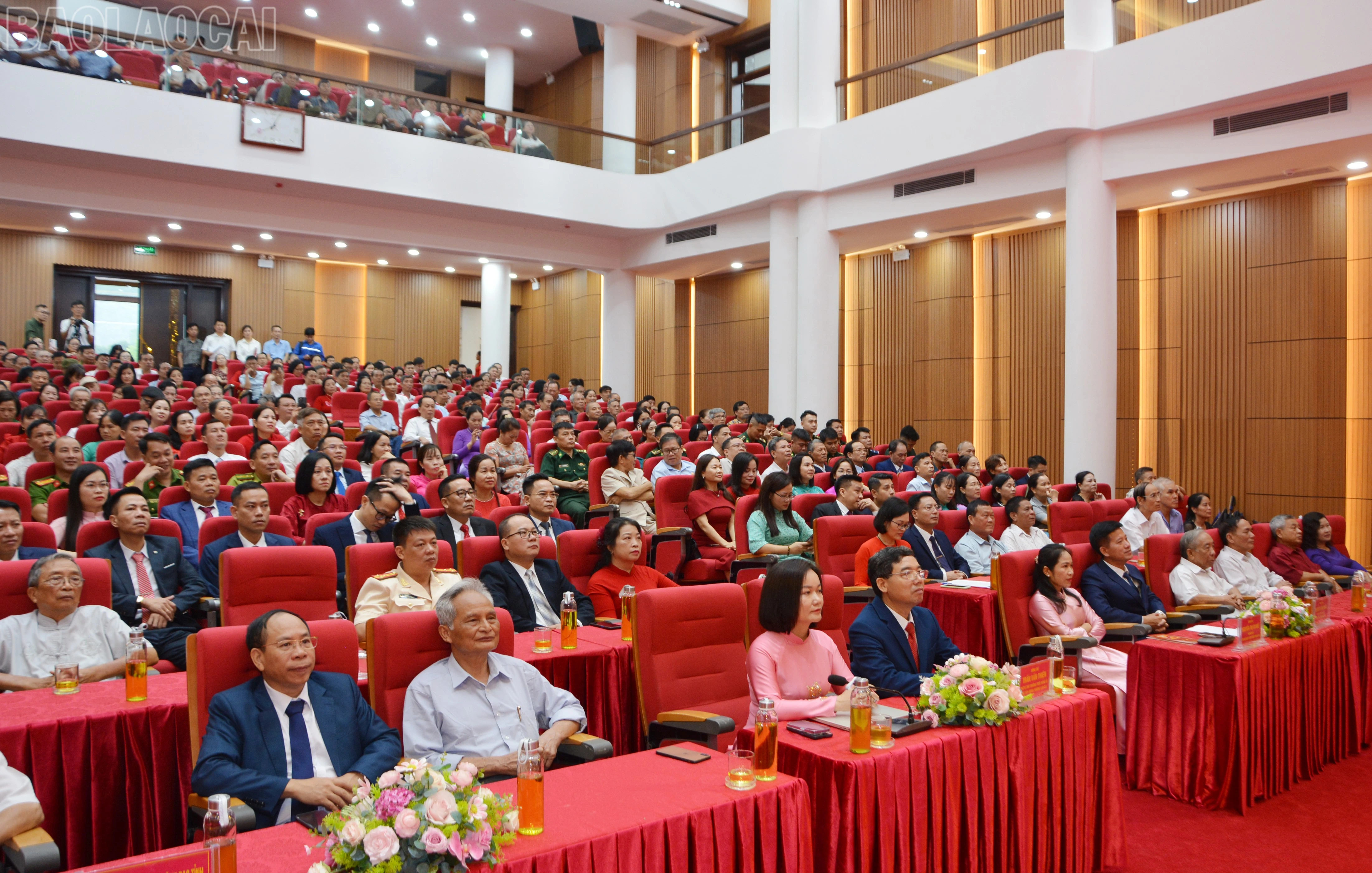 Quang cảnh hội nghị tại điểm cầu phường Lào Cai.