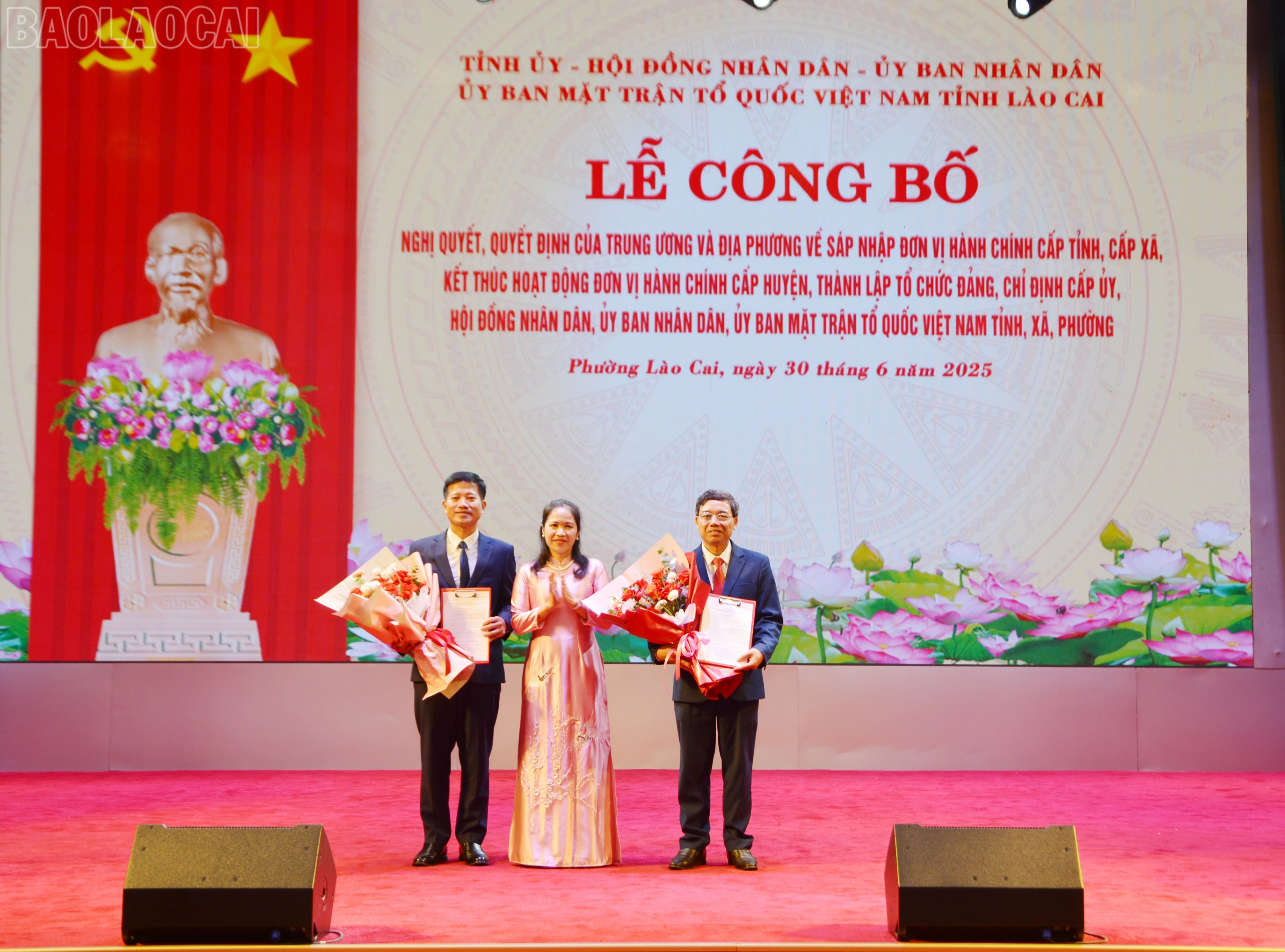 Trao quyết định, tặng hoa chúc mừng đồng chí Trần Văn Thiện và Nguyễn Văn Nhất.