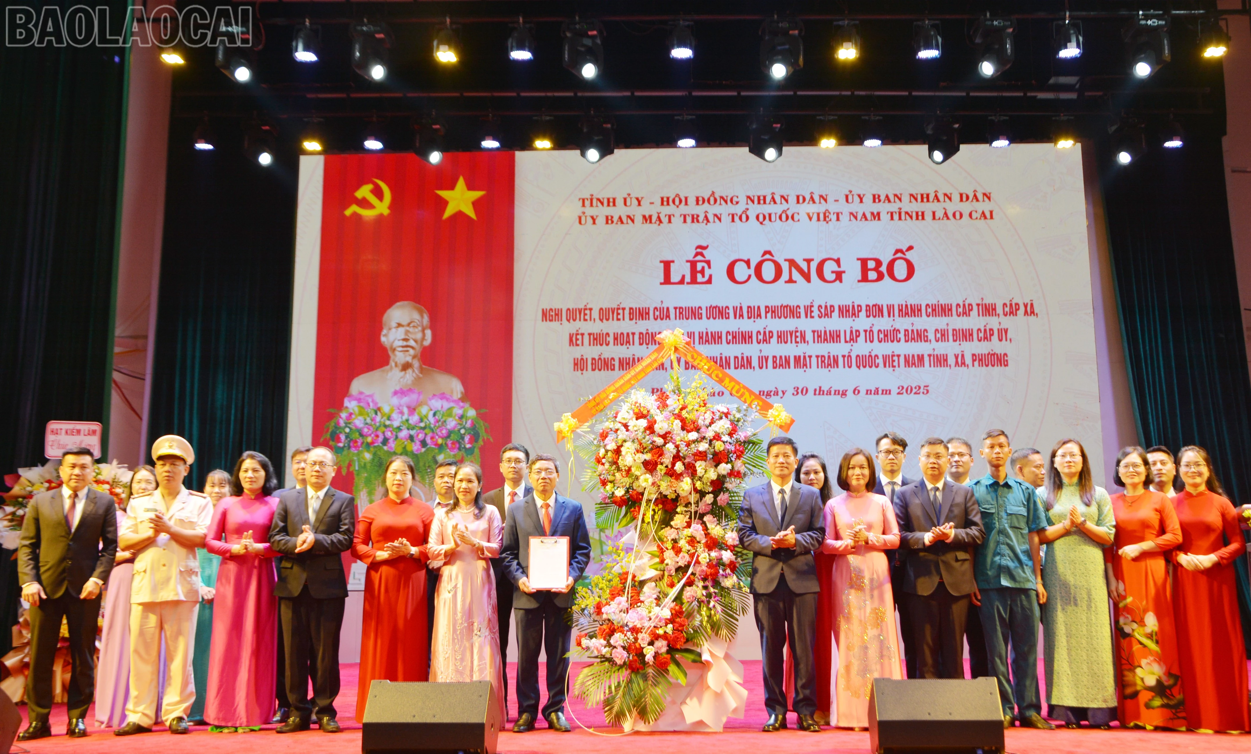 Trao quyết định, tặng hoa chúc mừng Ban Chấp hành Đảng bộ phường Lào Cai.