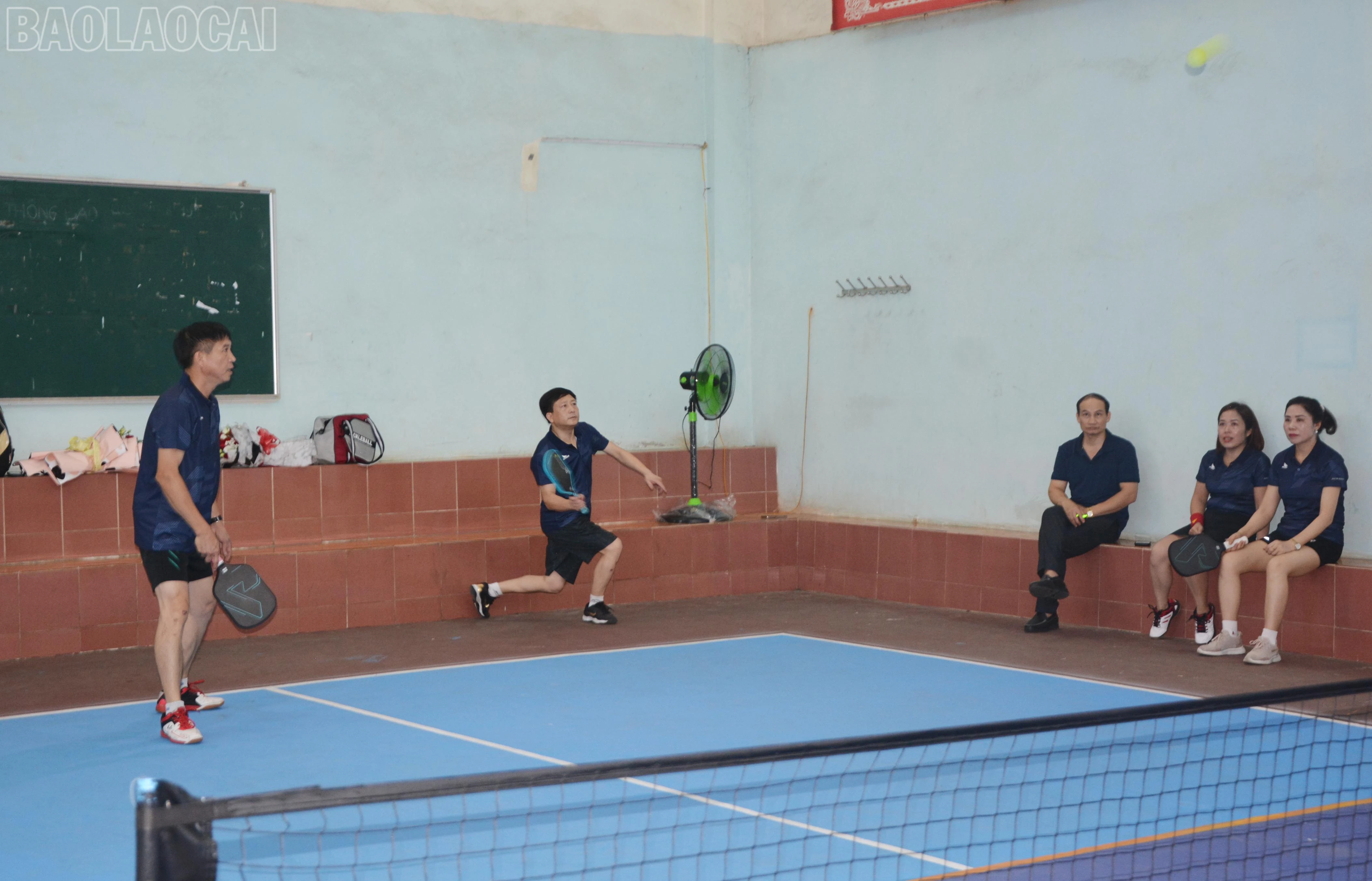 Thành viên câu lạc bộ tập luyện sau giờ làm việc và ngày nghỉ.