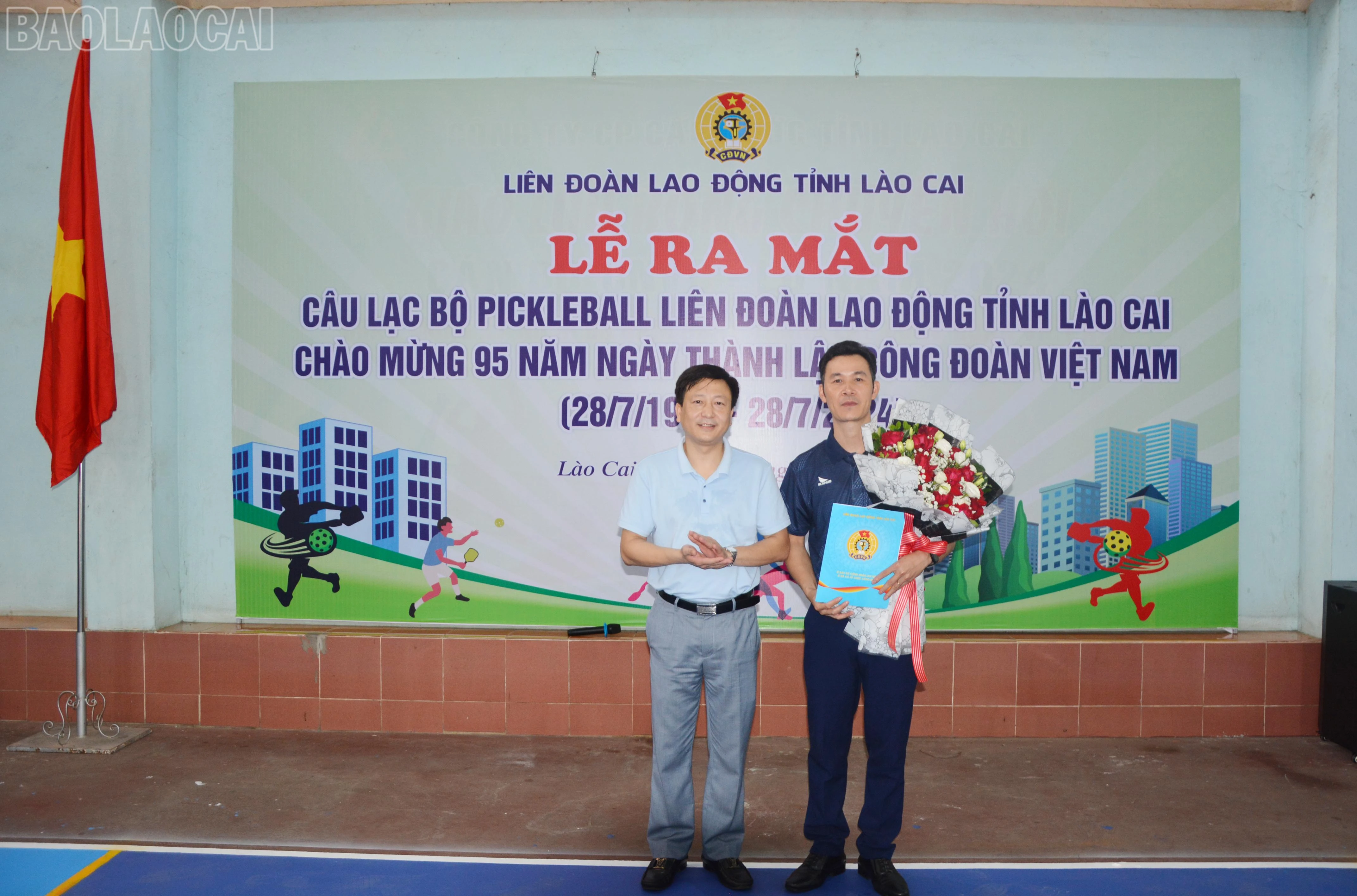 Chủ tịch Liên đoàn Lao động tỉnh Đặng Đình Chung tặng hoa chúc mừng Ban chủ nhiệm Câu lạc bộ.