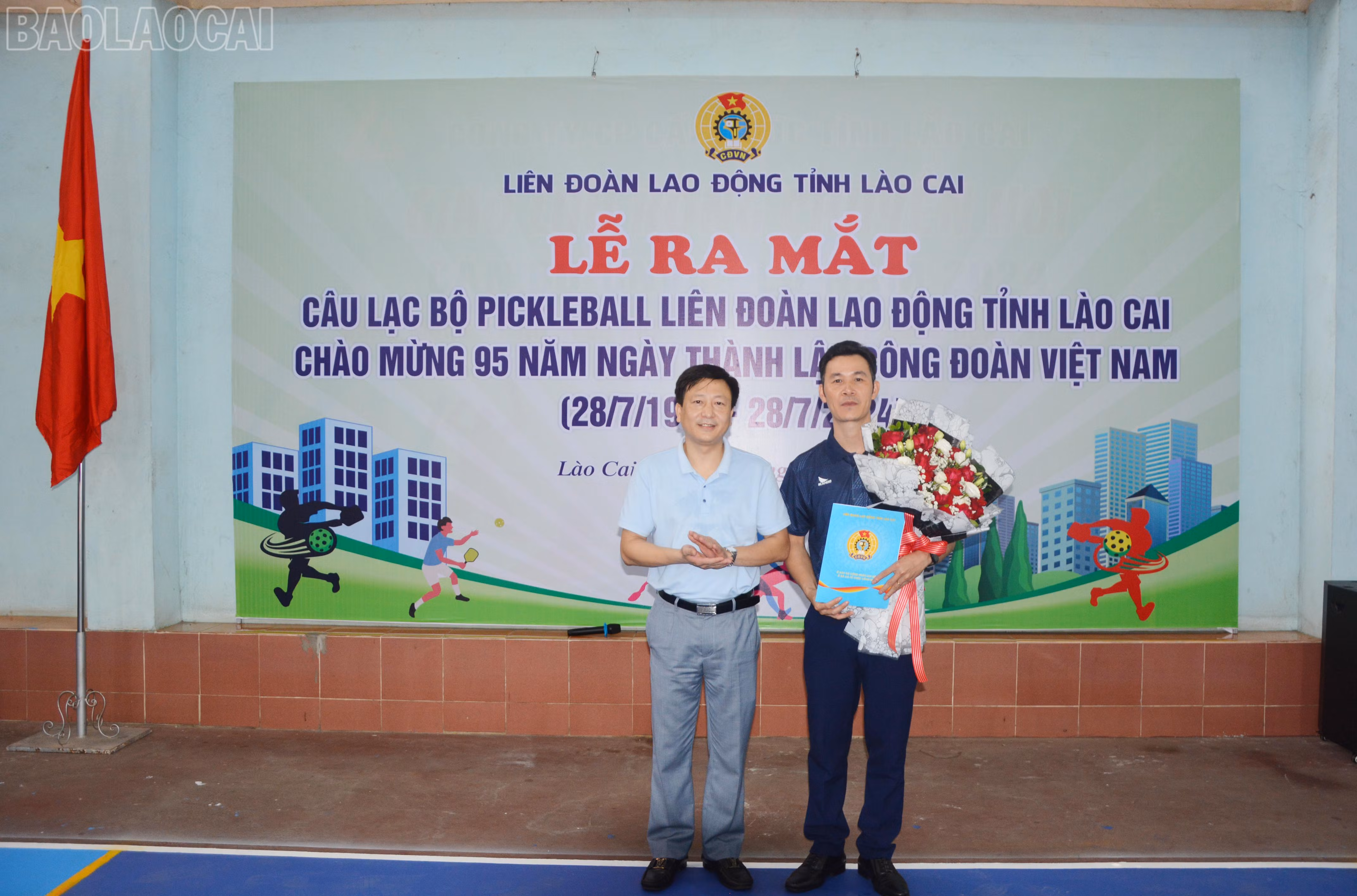 Chủ tịch Liên đoàn Lao động tỉnh Đặng Đình Chung tặng hoa chúc mừng Ban chủ nhiệm Câu lạc bộ.