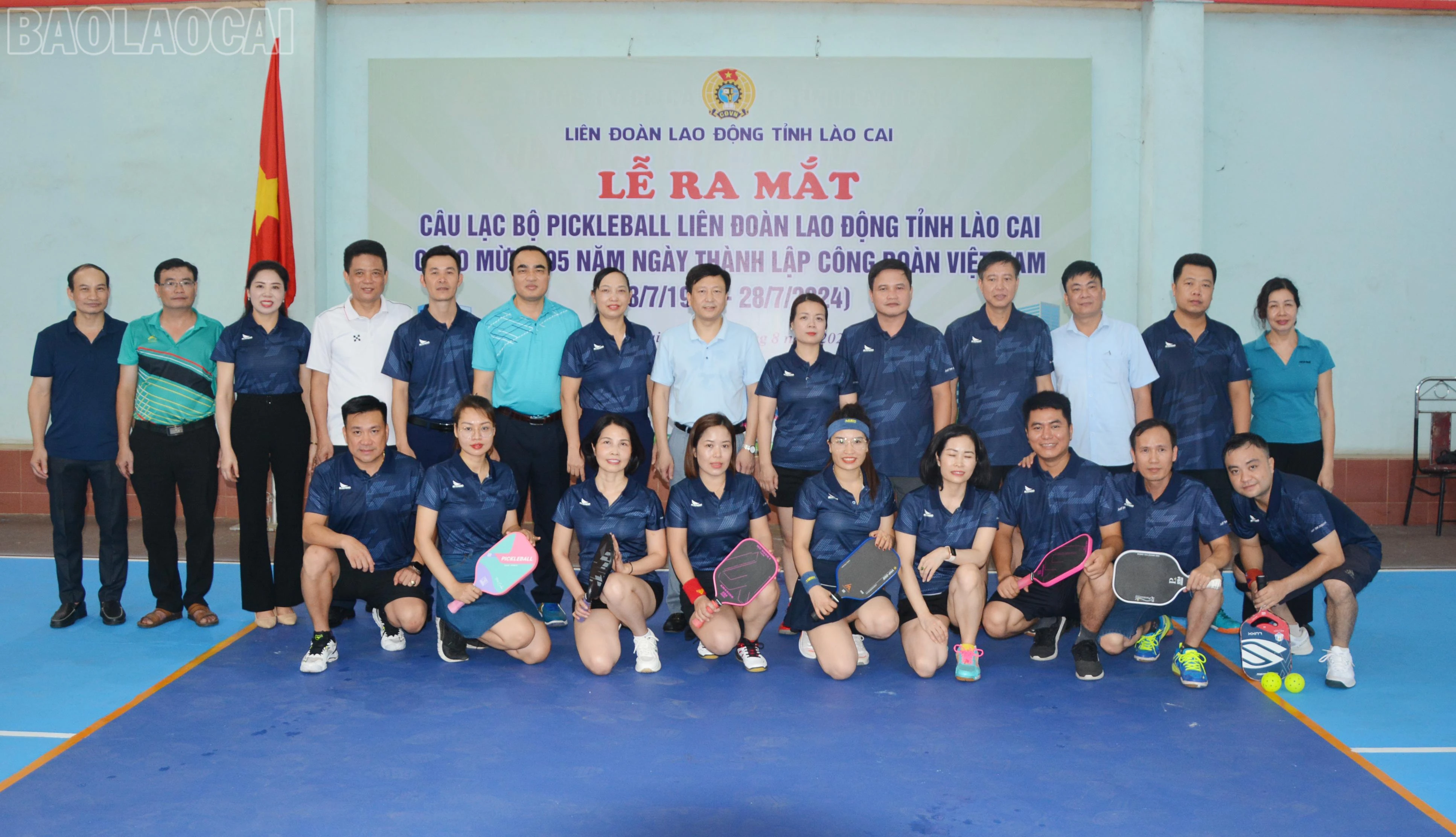 Các thành viên câu lạc bộ chụp ảnh lưu niệm.