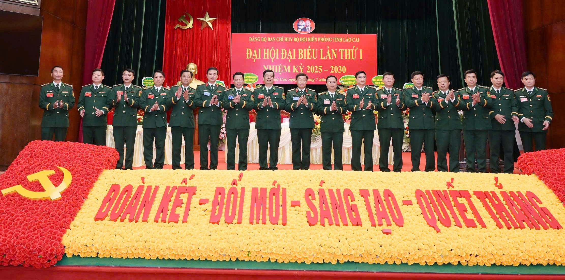 Đại biểu cấp trên chụp ảnh lưu niệm với Ban Chấp hành Đảng bộ Ban Chỉ huy Bộ đội Biên phòng tỉnh Lào Cai, nhiệm kỳ 2025 - 2030. z6810729693597-d1f4d82266e4096a869c9435ad817ab2.jpg