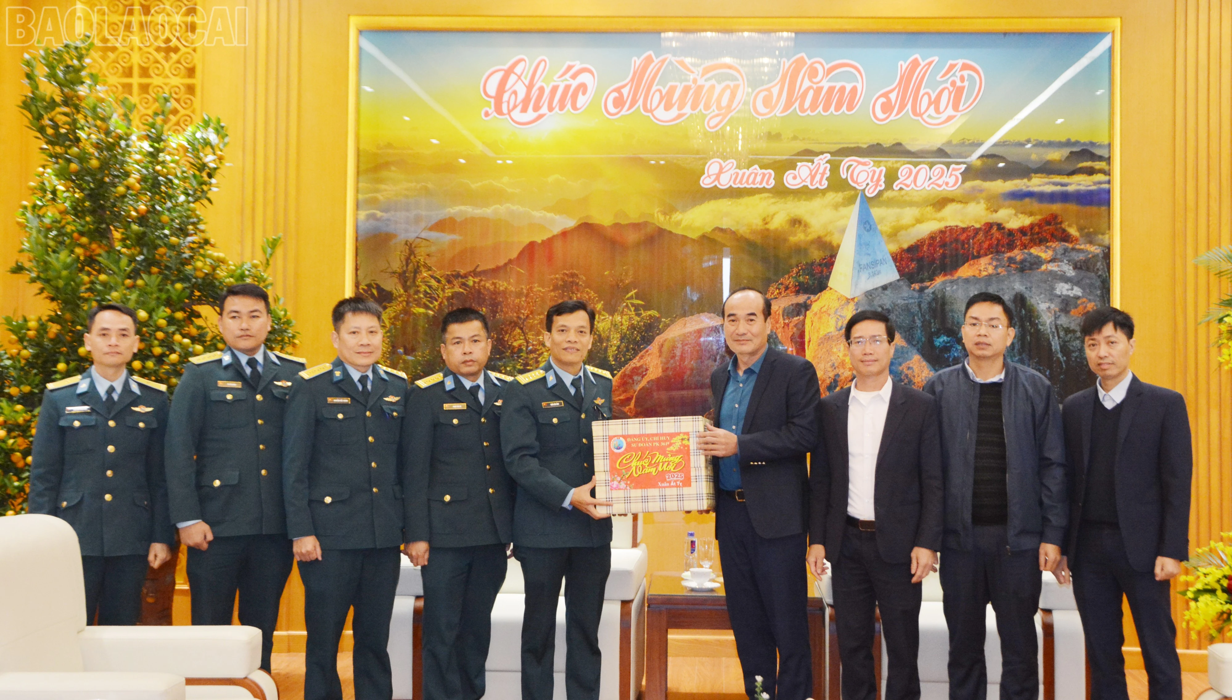 Đoàn công tác Sư đoàn 361 tặng quà tết tỉnh Lào Cai.