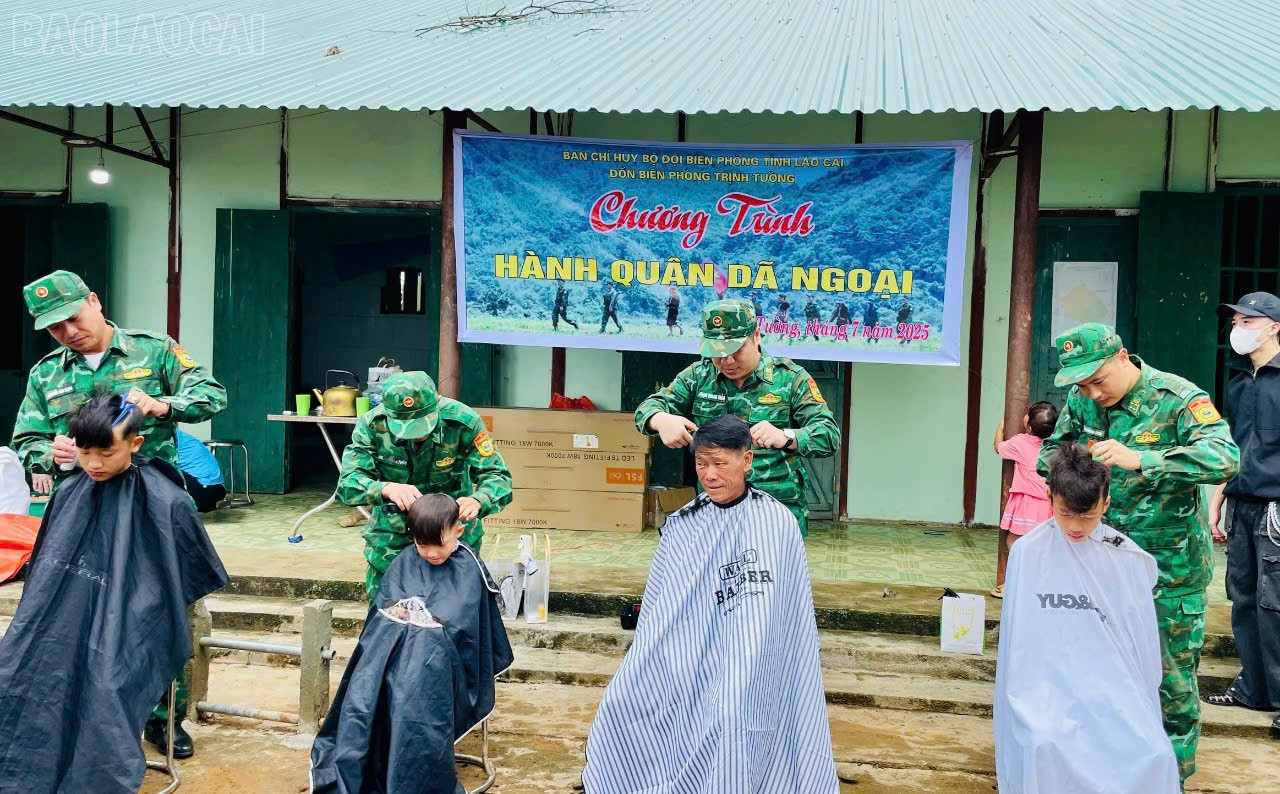Các lực lượng tham gia chương trình tổ chức khám bệnh, cấp thuốc và cắt tóc miễn phí cho người dân địa phương. baolaocai-tl_z6842554777152-f16ef1911689ffb856f1cbf8837fef49.jpg