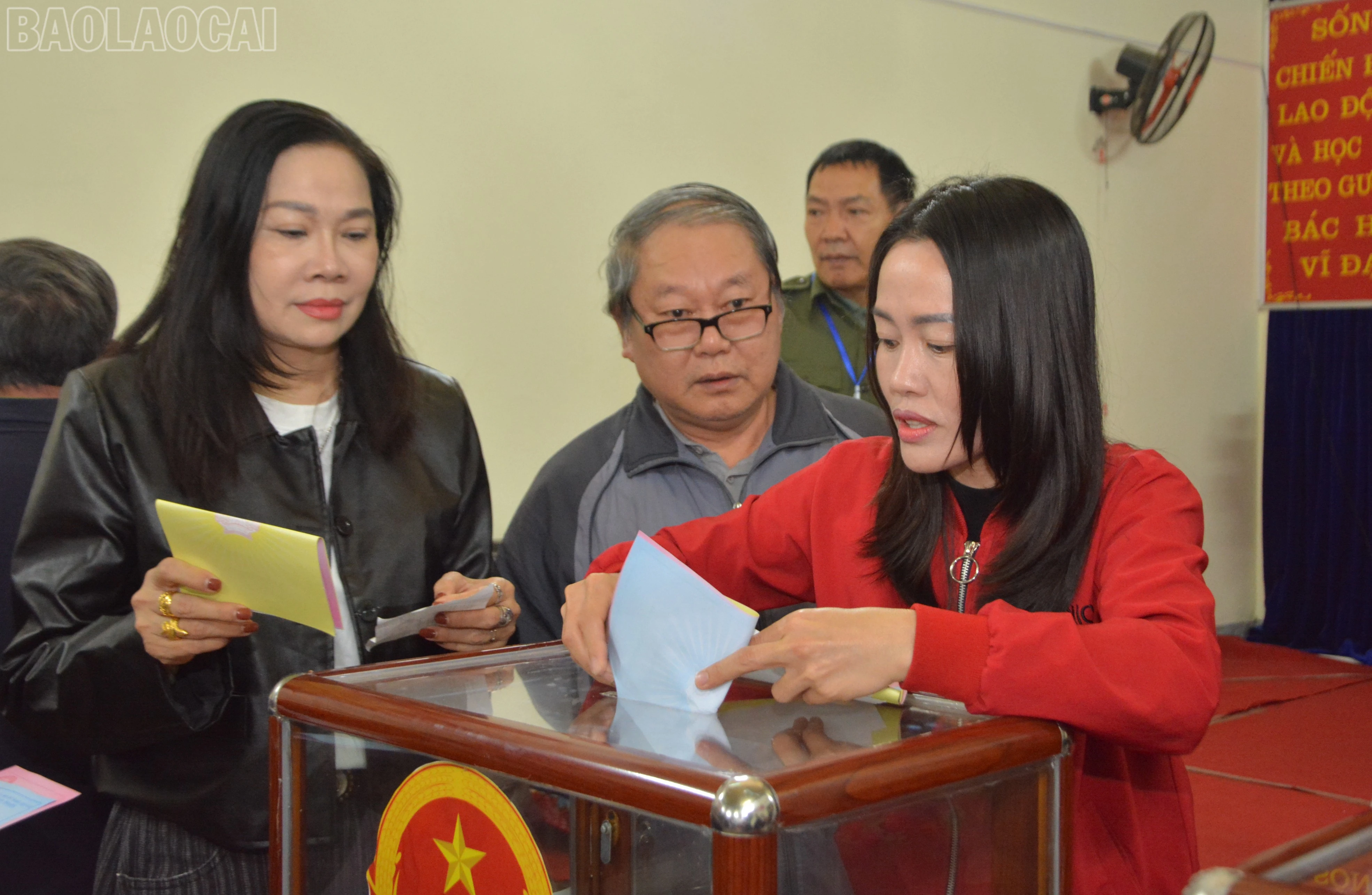 Các cử tri bỏ phiếu bầu cử.