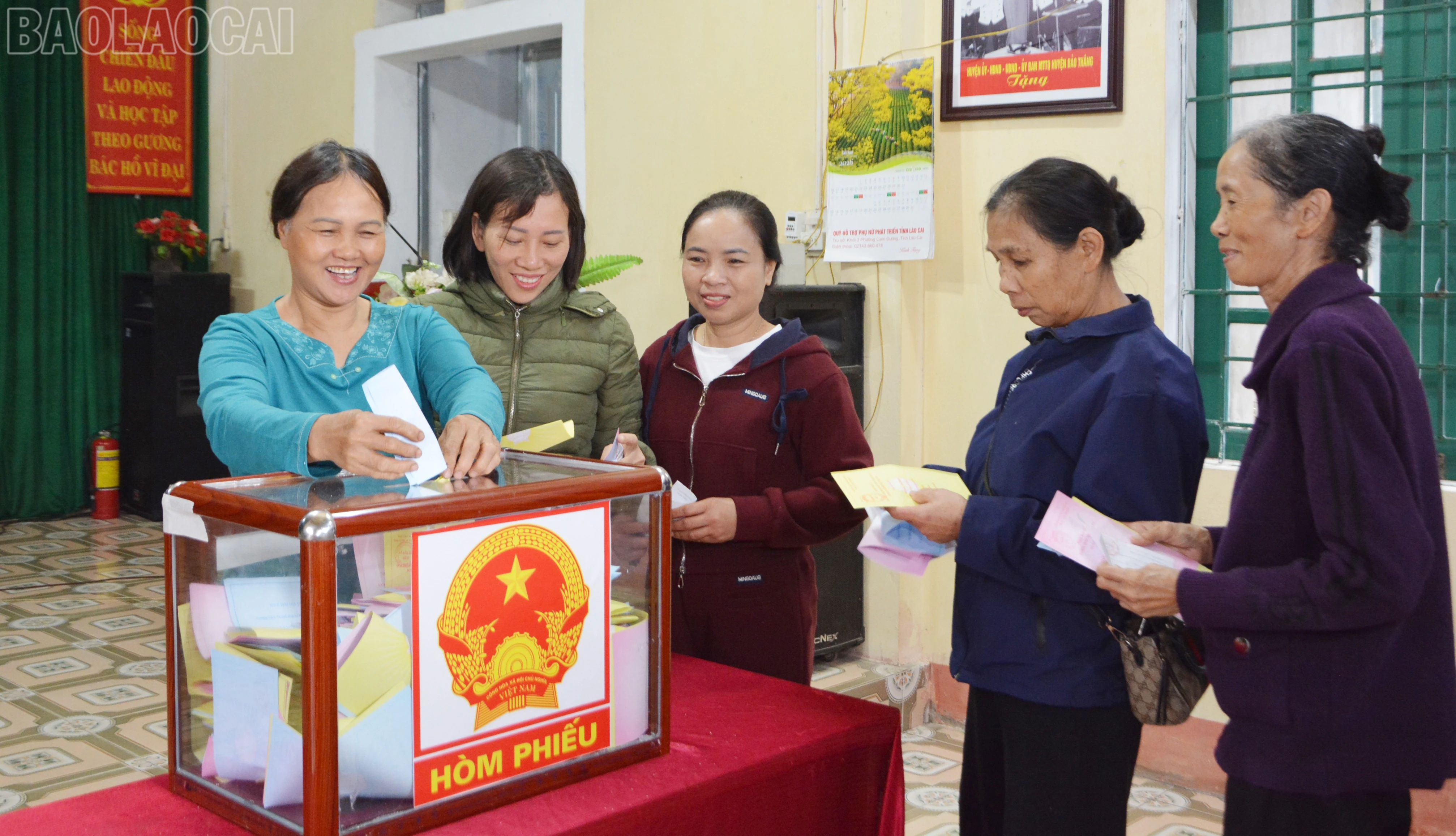 Cử tri xã Bảo Thắng hân hoan đi bầu cử.