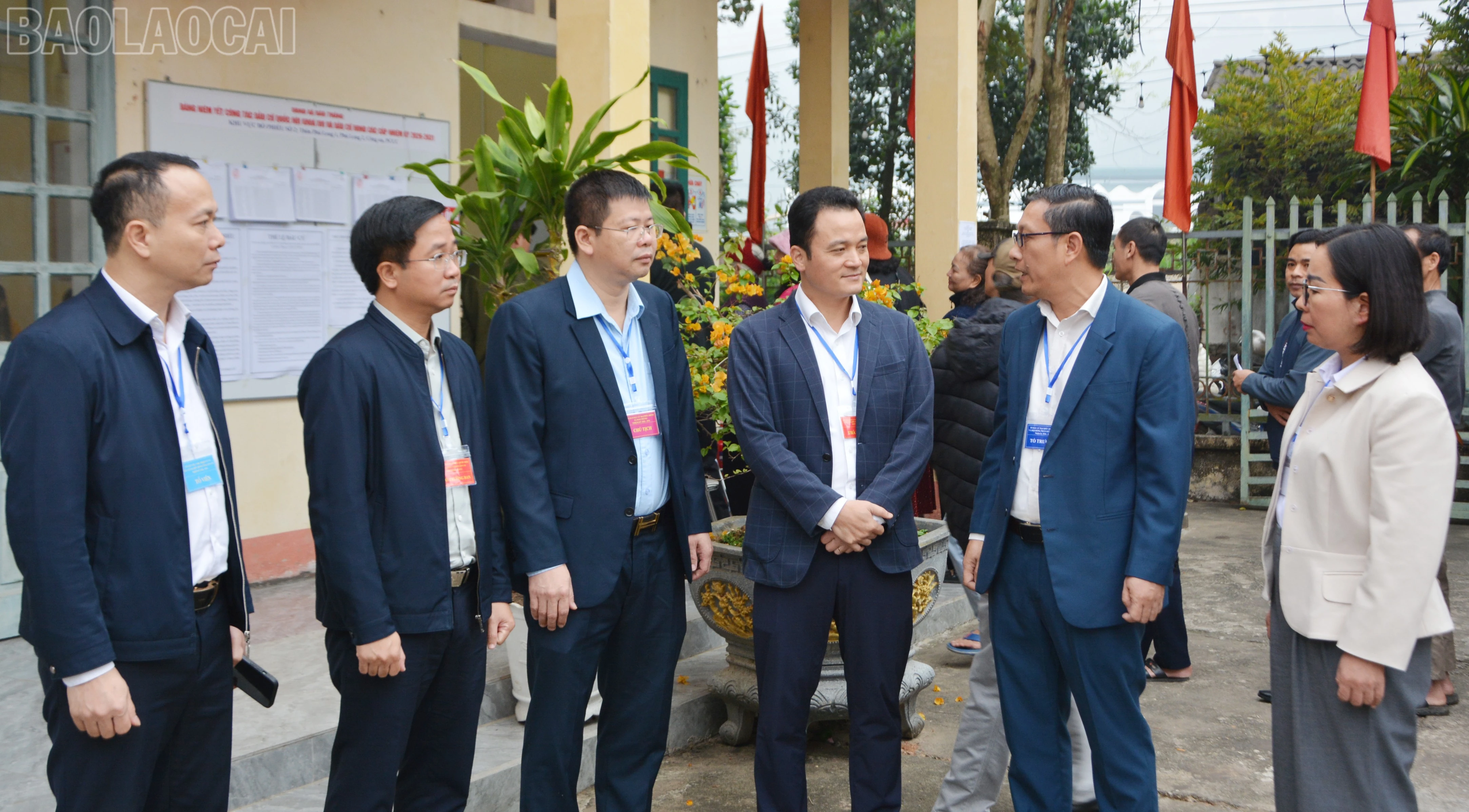 Đồng chí Giàng Quốc Hưng, Ủy viên Ban Thường vụ, Trưởng Ban Nội chính Tỉnh ủy và đoàn công tác kiểm tra bầu cử tại một số khu vực trên địa bàn xã Bảo Thắng.