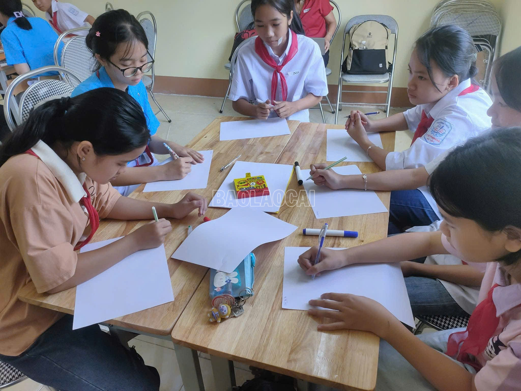 Thành viên câu lạc bộ tham gia vẽ tranh, nói lên suy nghĩ, nhận thức của bản thân về các vấn đề liên quan đến bình đẳng giới và trẻ em. baolaocai-c_z7069183371718-9d528fe72461860632cef17e0397aa78.jpg