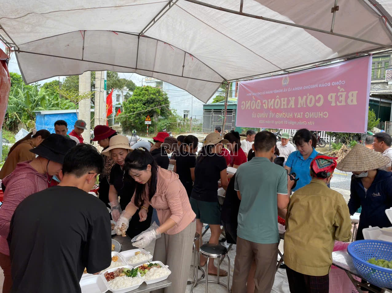 Cán bộ, đoàn viên và người dân địa phương tham gia hỗ trợ nấu ăn. baolaocai-c_z7069524762287-a55a9d076fae8aab082c4dfb7f440f1a.jpg