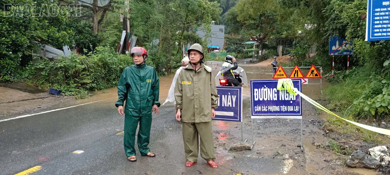 Các lực lượng khẩn trương khắc phục hậu quả mưa lũ, đồng thời căng dây cảnh báo nguy hiểm tại một số vị trí. baolaocai-tl_z7064889132295-65e12b74e9fb1056b1841bdc989c4822.jpg