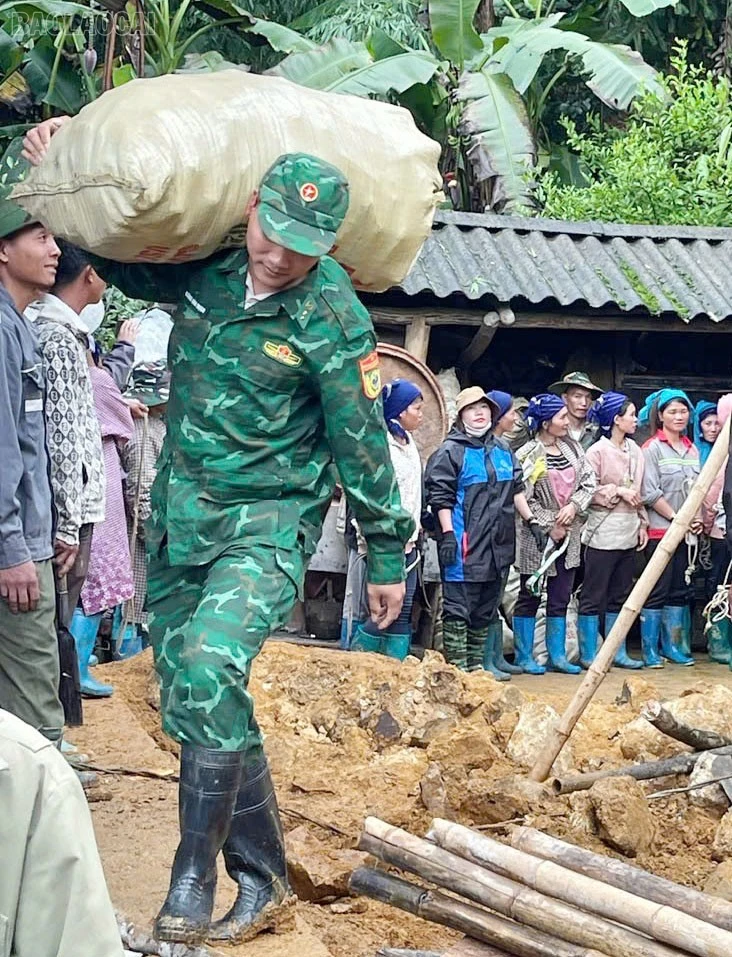 Cán bộ, chiến sĩ Bộ đội Biên phòng tỉnh Lào Cai hỗ trợ người dân di dời tài sản đến nơi an toàn.