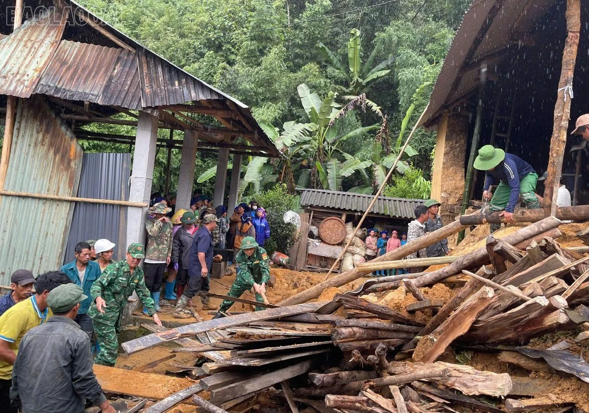 Cán bộ, chiến sĩ các đơn vị phối hợp với cấp ủy, chính quyền địa phương giúp người dân khắc phục hậu quả mưa lũ.