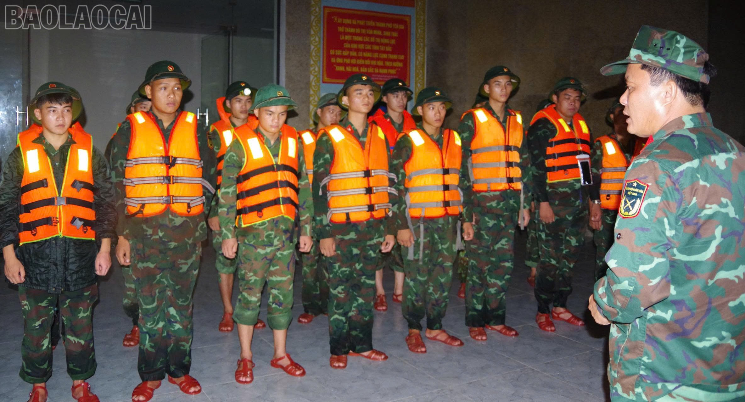 Các đơn vị quán triệt, triển khai nhiệm vụ cho cán bộ, chiến sĩ. Các đơn vị quán triệt, triển khai nhiệm vụ cho cán bộ, chiến sĩ.