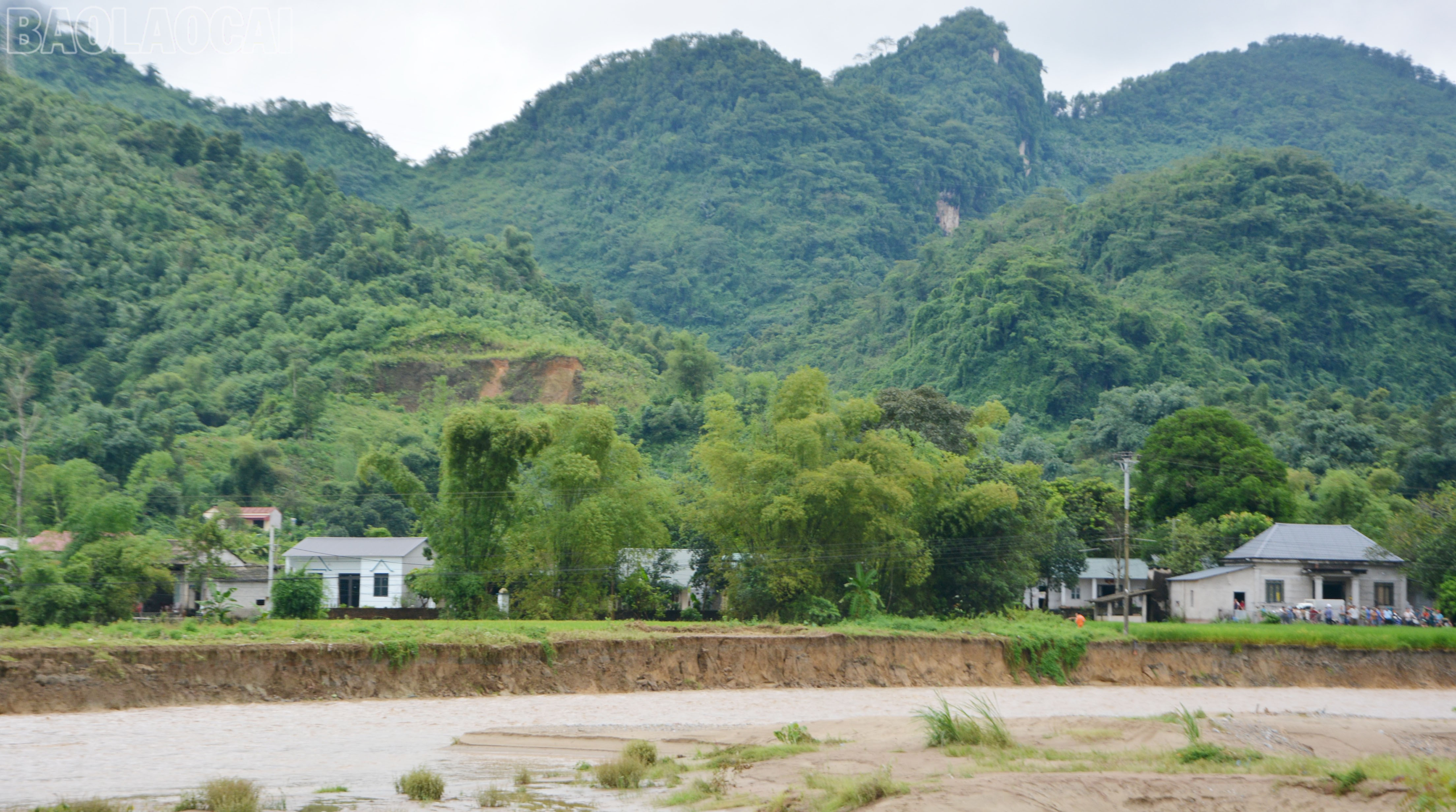 Việc thực hiện các biện pháp đảm bảo an toàn cho người dân sinh sống ven suối Ngòi Đum cần được triển khai sớm. baolaocai-tl_dsc-8902.jpg