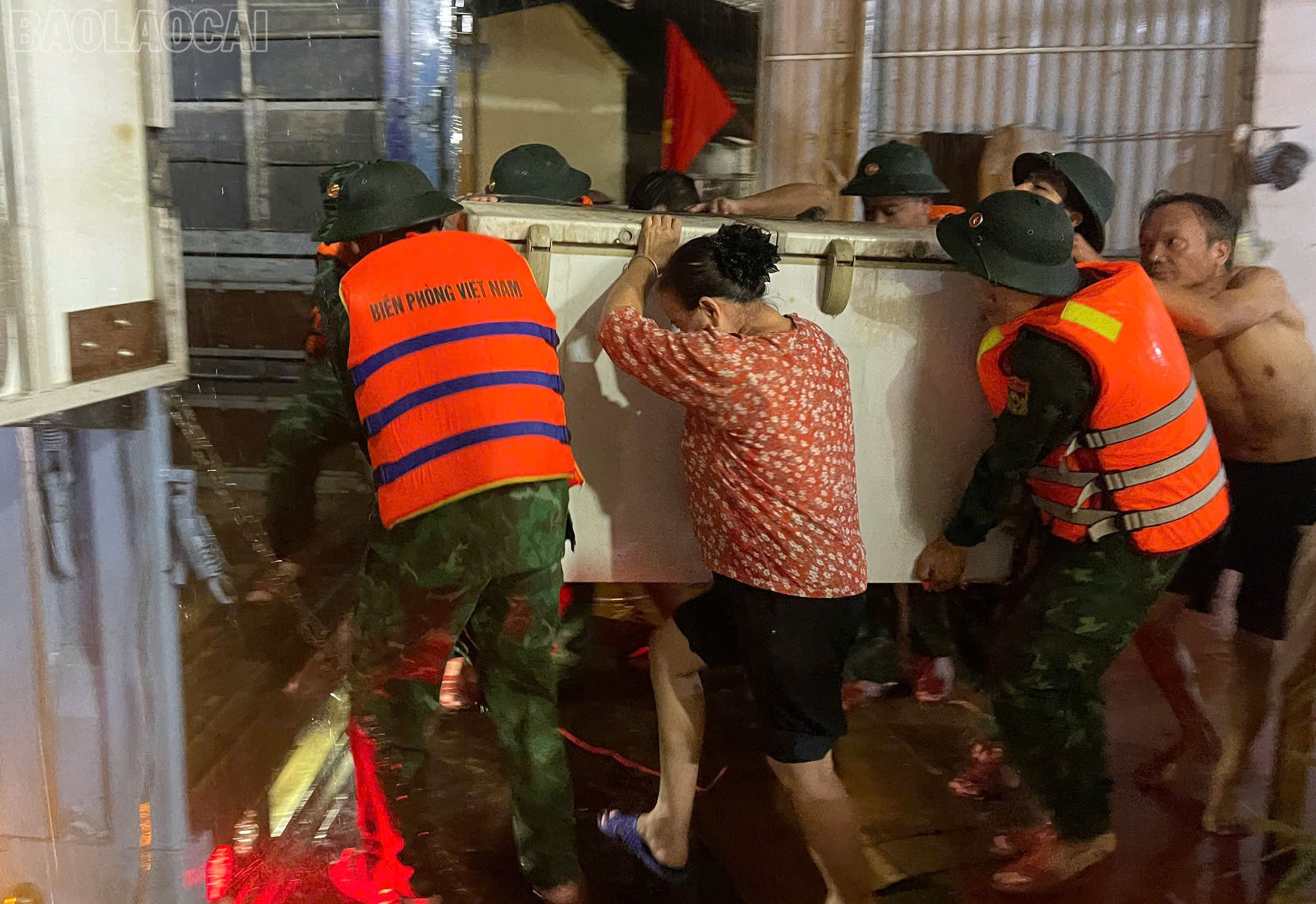 Cán bộ, chiến sĩ "căng mình" giúp di dời người, tài sản của các hộ dân đến nơi an toàn. Cán bộ, chiến sĩ "căng mình" giúp di dời người, tài sản của các hộ dân đến nơi an toàn.