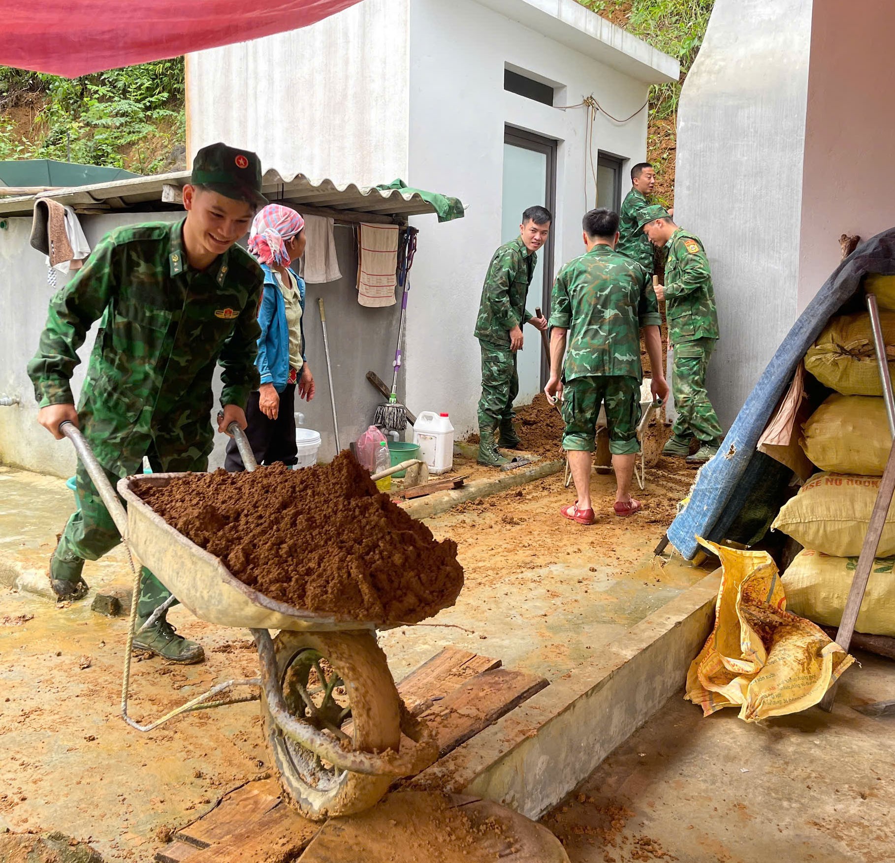 Cán bộ, chiến sĩ đơn vị giúp người dân khắc phục hậu quả thiên tai, z7044237391502-c2233565208882225039b22022f86878.jpg