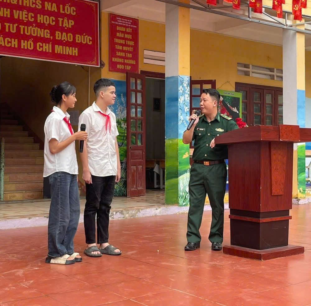 Cán bộ Đồn Biên phòng Bản Lầu tuyên truyền Luật Biên giới Quốc gia cho học sinh địa phương. z7044237426372-f019b581aacd2bf0c3b0afae19ab0640.jpg