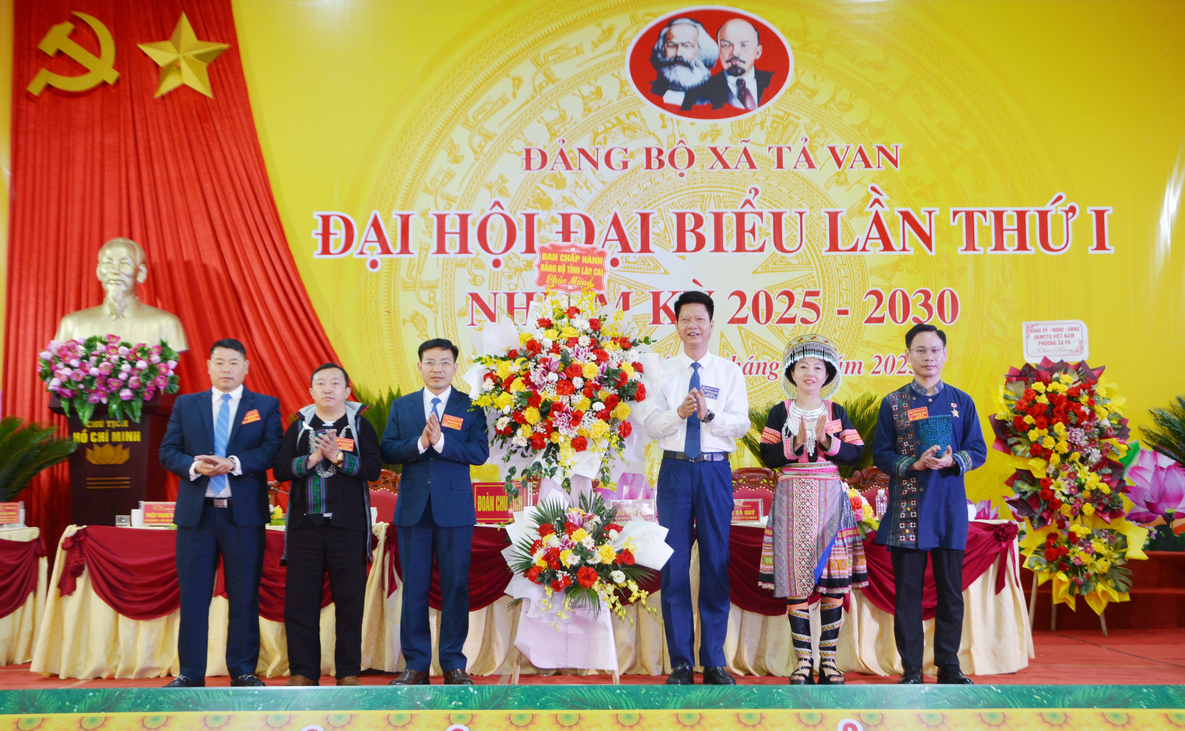 Đồng chí Nguyễn Thế Phước, Ủy viên Ban Thường vụ Tỉnh ủy, Phó Chủ tịch Thường trực UBND tỉnh tặng hoa chúc mừng đại hội. dsc-8004.jpg