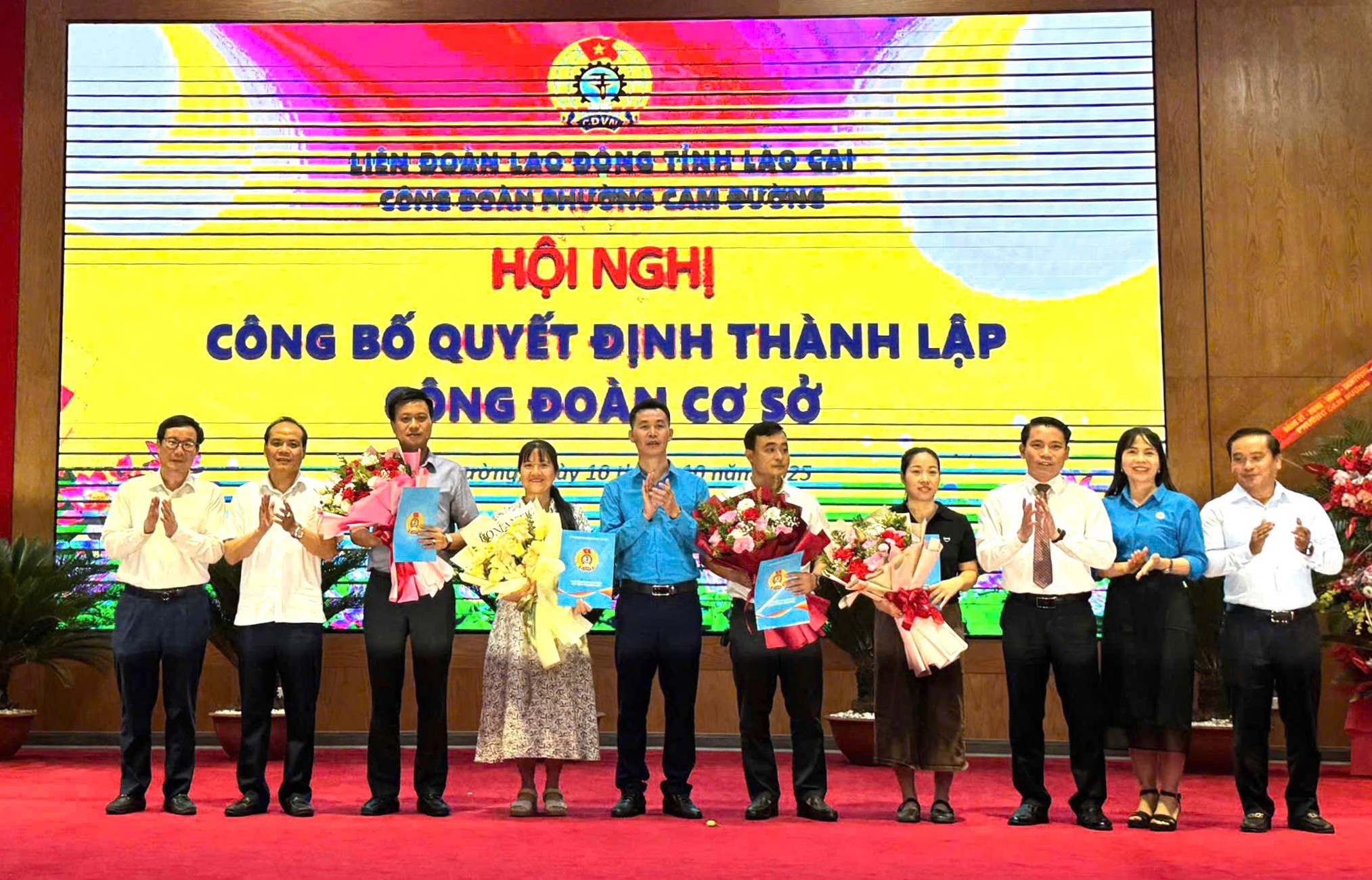 Trao quyết định thành lập các công đoàn cơ sở (ảnh do Công đoàn phường Cam Đường cung cấp). z7133184009188-fc1dc15df153b099bd7ba81754a353bc.jpg