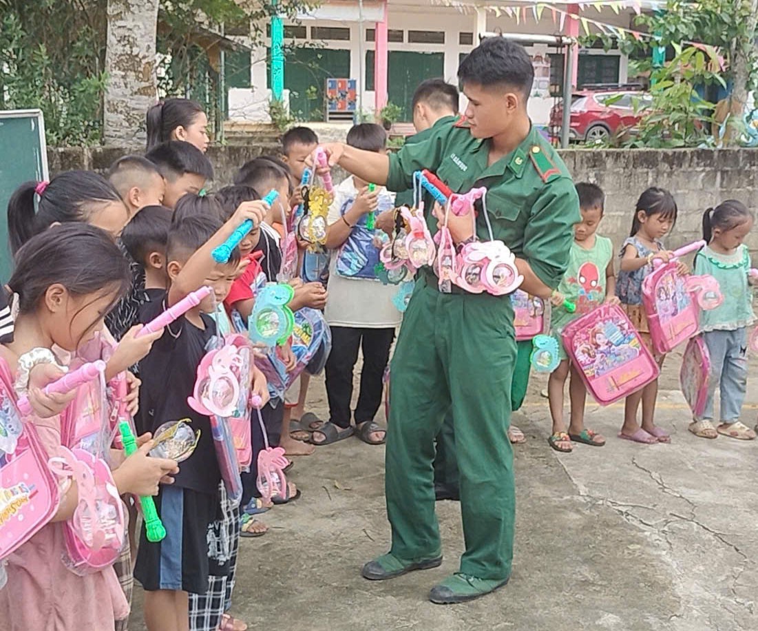 Nhiều em nhỏ vùng cao thích thú khi được bộ đội biên phòng trao tặng chiếc đèn lồng nhỏ xinh có thể phát sáng, phát nhạc thiếu nhi để cùng bạn bè rước đèn trong đêm trăng rằm. z7076011382431-3e779aec884c2d198b3949bfac3753fe.jpg