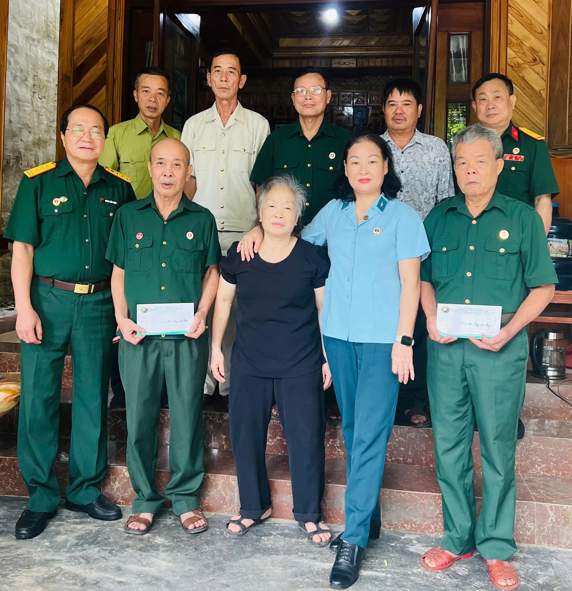 Hội Doanh nhân Cựu chiến binh tỉnh tặng quà tri ân cựu chiến binh và người có công với cách mạng.