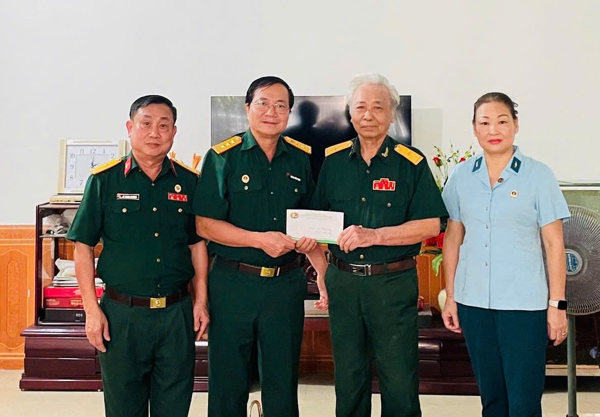 Thông qua hoạt động thăm hỏi, tặng quà nhằm tri ân và động viên hội viên, cựu chiến binh tiếp tục phát huy phẩm chất "Bộ đội Cụ Hồ", tích cực lao động, sản xuất. Thông qua hoạt động thăm hỏi, tặng quà nhằm tri ân và động viên hội viên, cựu chiến binh tiếp tục phát huy phẩm chất "Bộ đội Cụ Hồ", tích cực lao động, sản xuất.