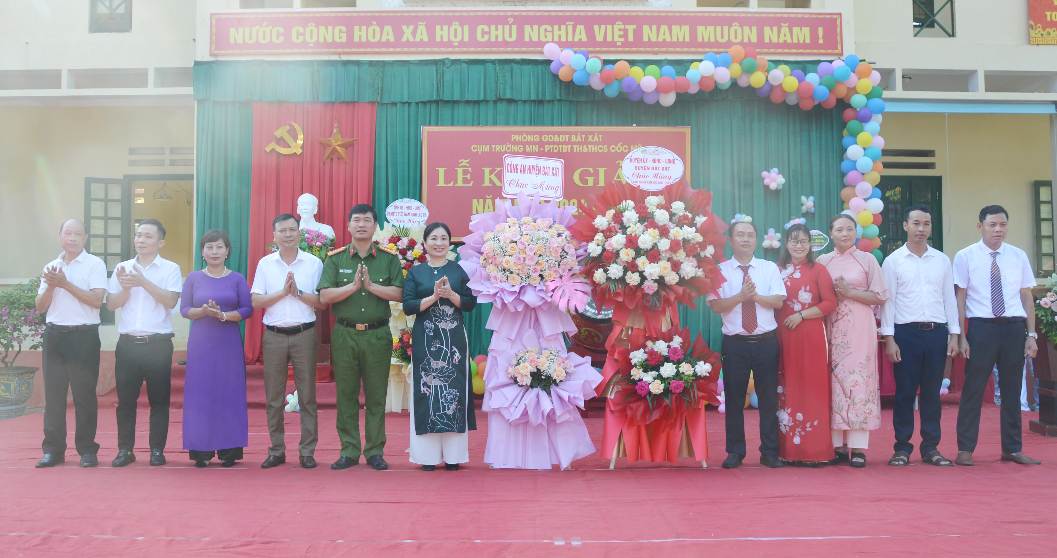 Trưởng Ban Dân vận Tỉnh ủy Lý Thị Vinh và lãnh đạo huyện, các cơ quan của huyện Bát Xát tặng hoa chúc mừng các nhà trường.