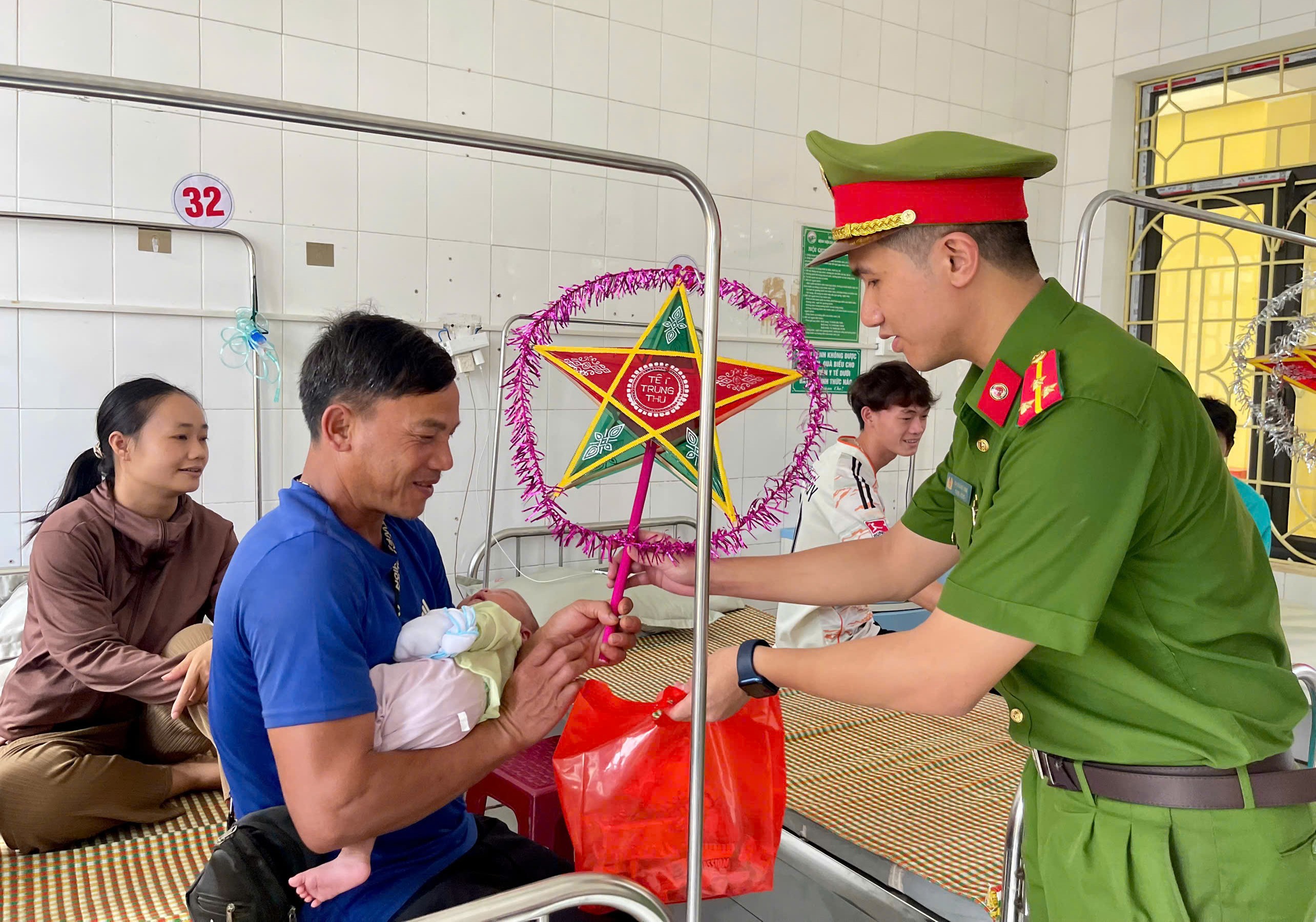Những việc làm ý nghĩa của cán bộ, đoàn viên, thanh niên Công an tỉnh góp phần tăng cường tình cảm đoàn kết, gắn bó và tinh thần Vì Nhân dân phục vụ. z7089996697872-b049c3b8a493d240dea483864df79a44.jpg