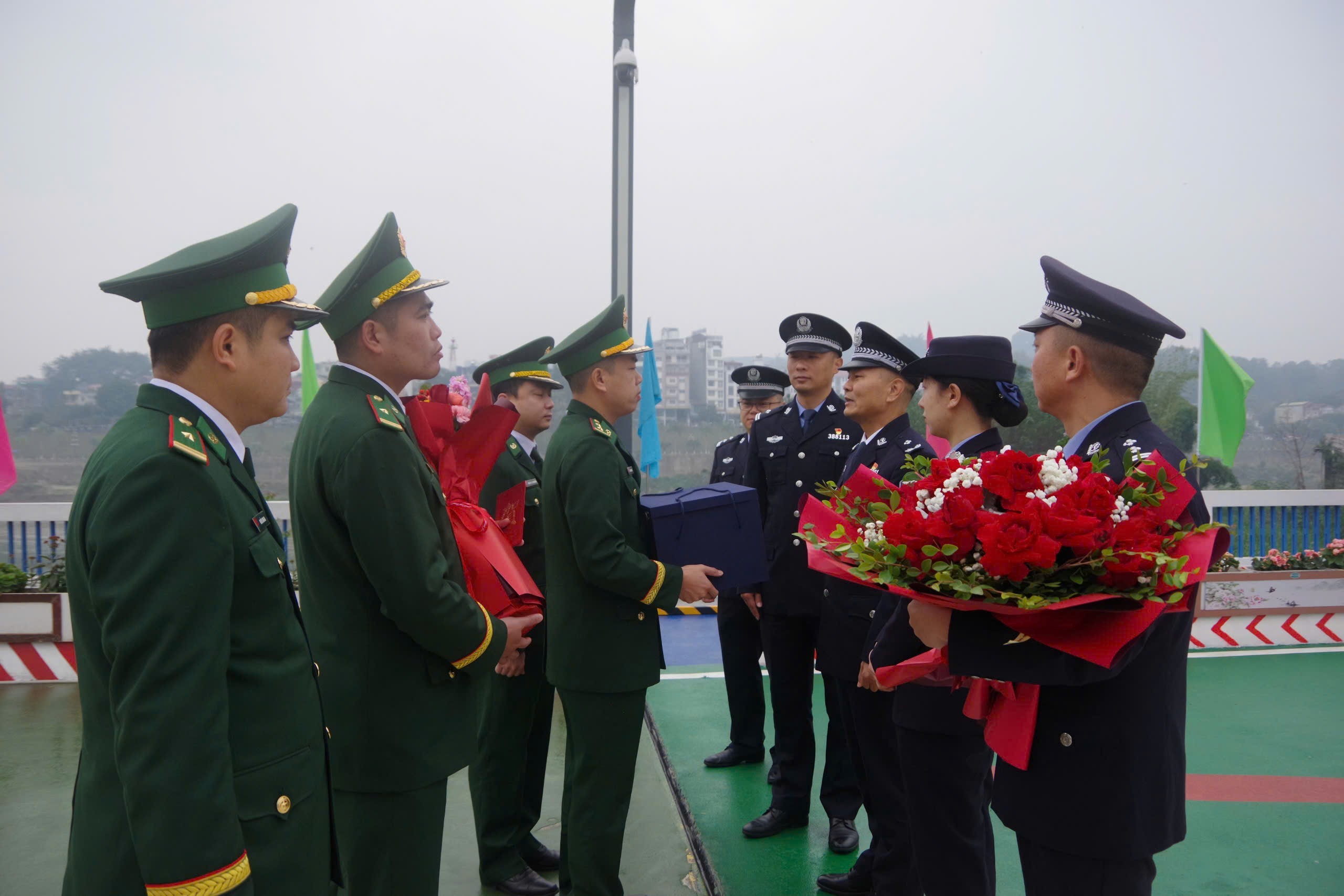 Tại khu vực biên giới, các đơn vị gặp, chúc tết lực lượng quản lý, bảo vệ biên giới phía đối diện. img-20250129-122421.jpg