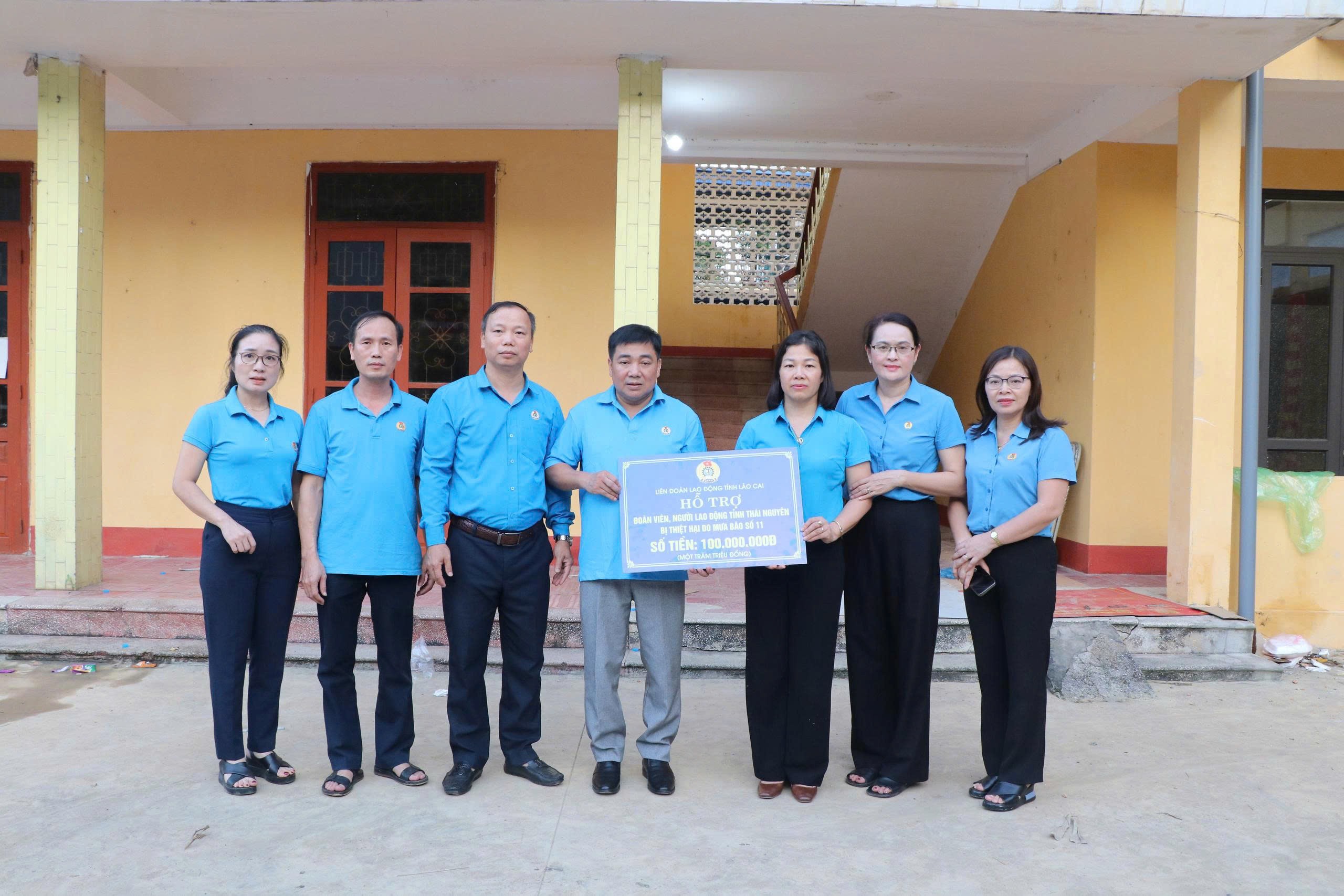 Trao hỗ trợ kinh phí cho đoàn viên, lao động, người dân tỉnh Thái Nguyên. (ảnh Liên đoàn Lao động tỉnh cung cấp) z7104356864698-1948df927bccf0f631392c3275734cd5.jpg