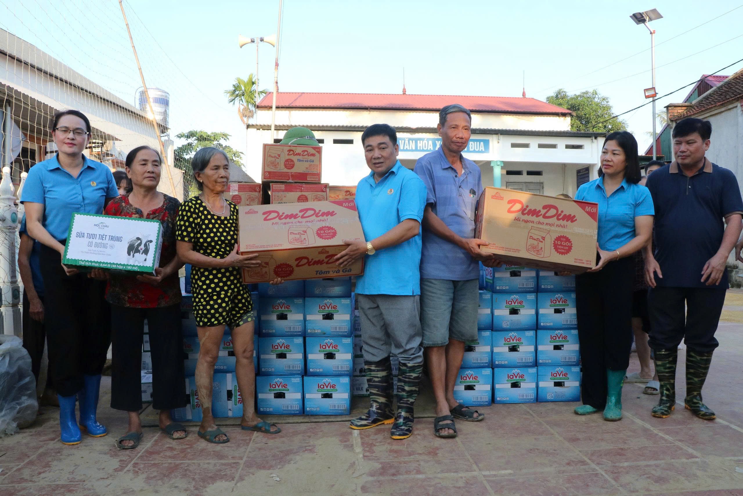 Vận chuyển và trao tặng hàng hóa thiết yếu cho người dân vùng lũ. (Ảnh: Liên đoàn Lao động tỉnh cung cấp). z7104356833077-3c8706794ab8d396a364a0d54dcdc312.jpg