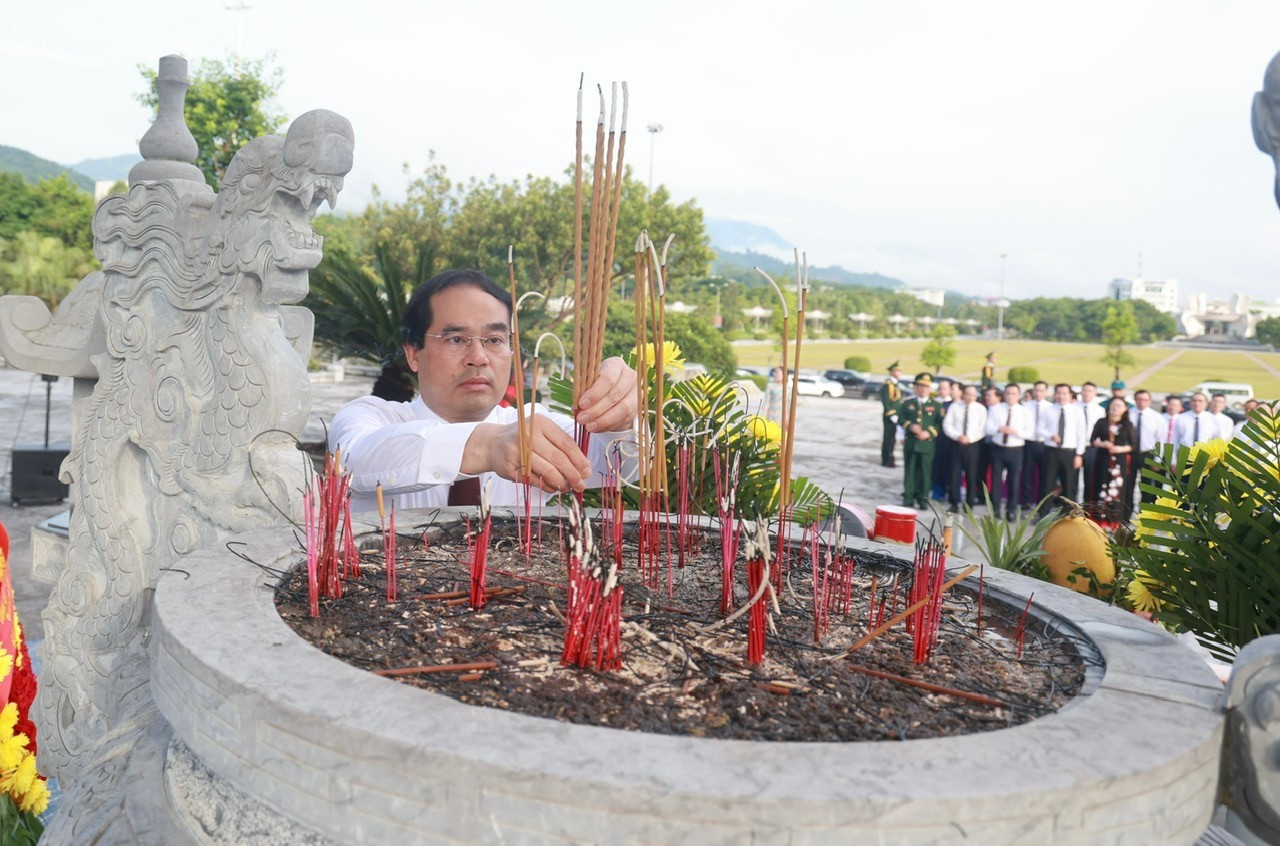 Đồng chí Trịnh Xuân Trường, Bí thư Tỉnh ủy, Chủ tịch HĐND tỉnh dâng hương tưởng niệm các anh hùng liệt sĩ. baolaocai-tl_z6844943088895-5d5d1fd5cbe5120588926a4da5980512.jpg