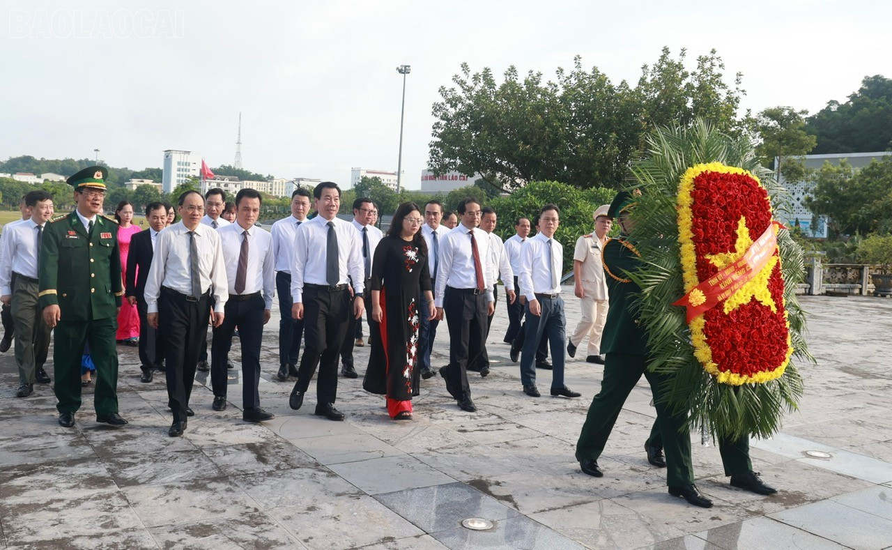 Đoàn đại biểu tỉnh Lào Cai dâng hoa tưởng niệm tại Đài tưởng niệm Anh hùng liệt sĩ. baolaocai-tl_z6844945140812-e32b020a2e3051e0439351b400523f6e.jpg