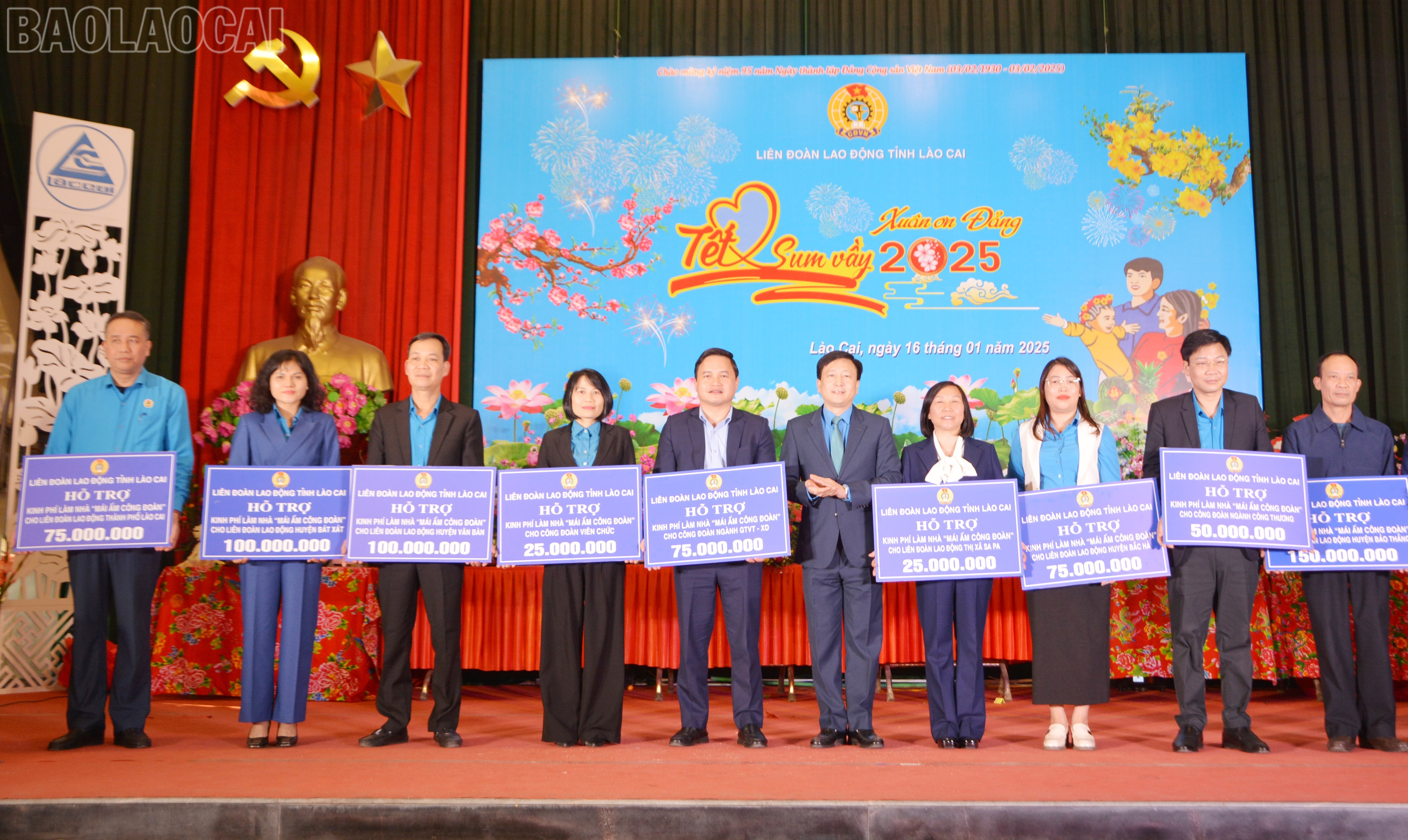 Trao kinh phí hỗ trợ xây dựng nhà "Mái ấm công đoàn". baolaocai-tl_dsc-4244.jpg